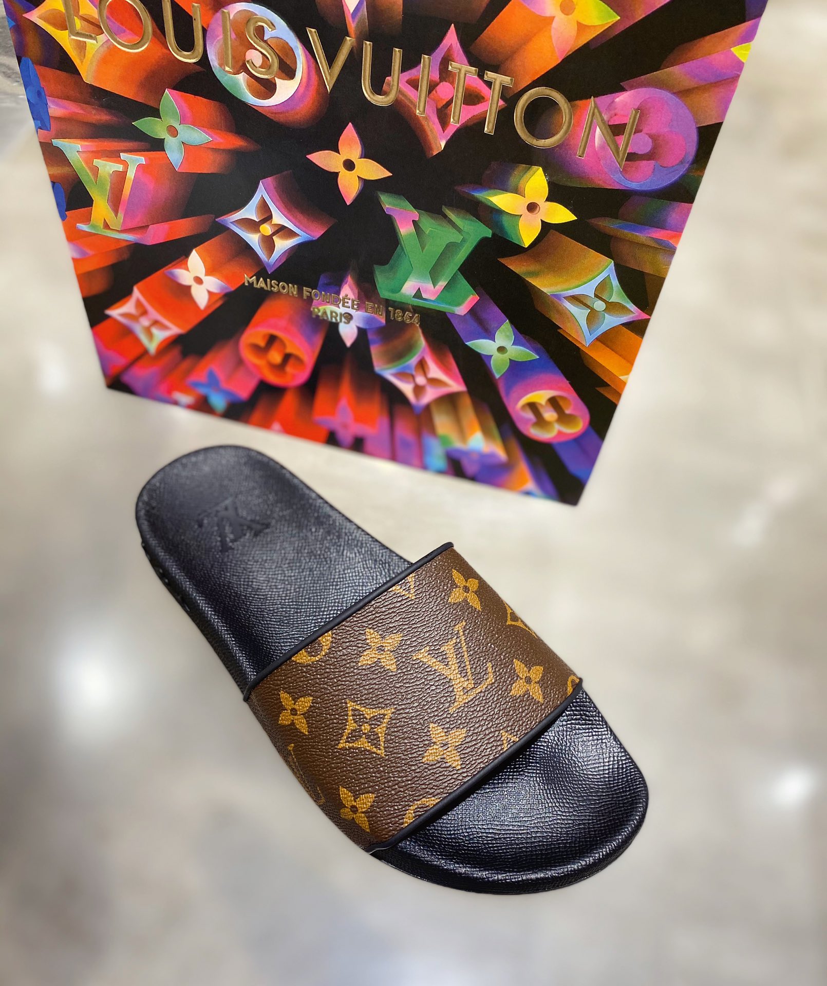 l0*is V*t0n slippers