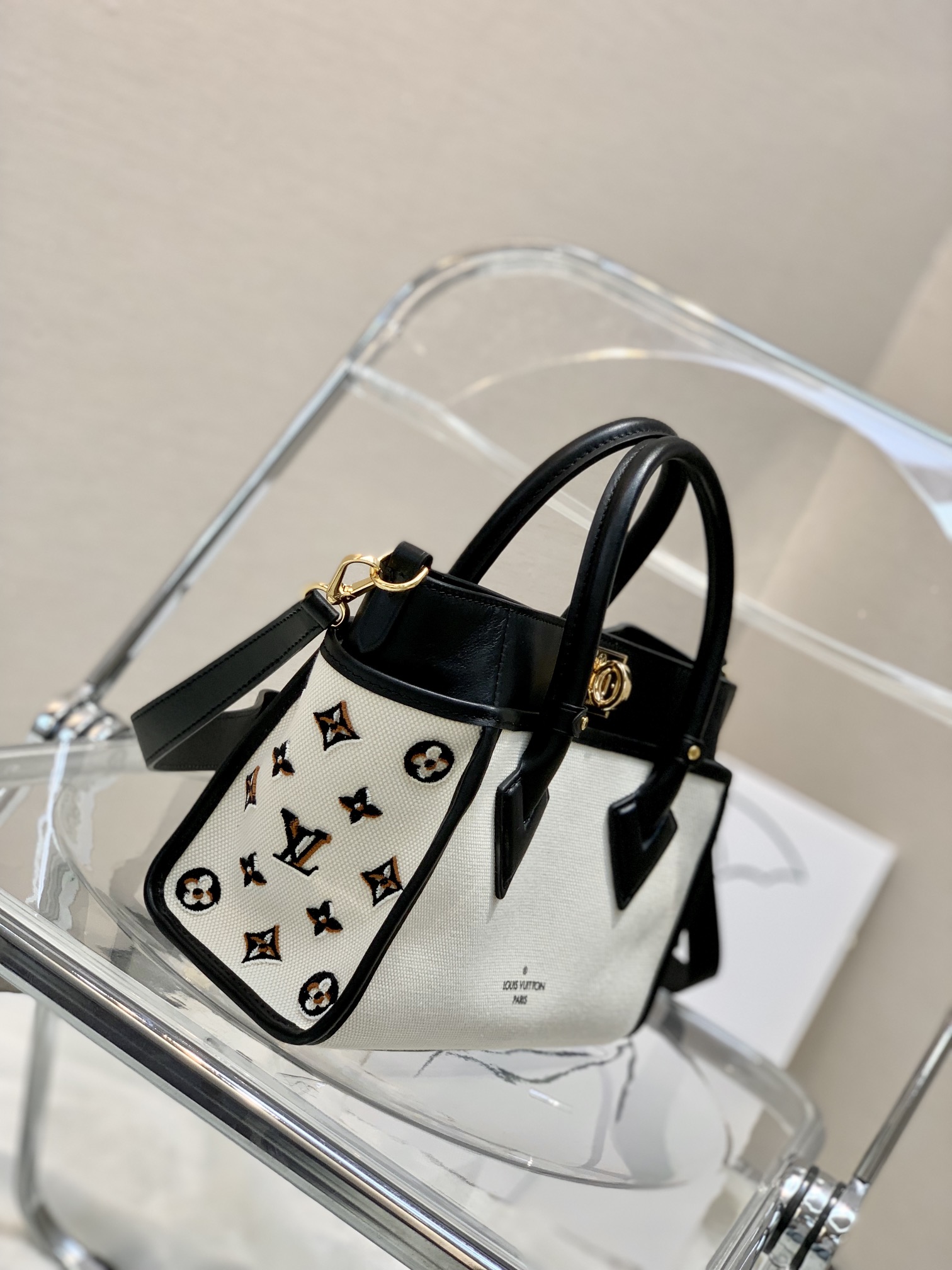 l0*is V*t0n on my side tote bag-25*20*12cm