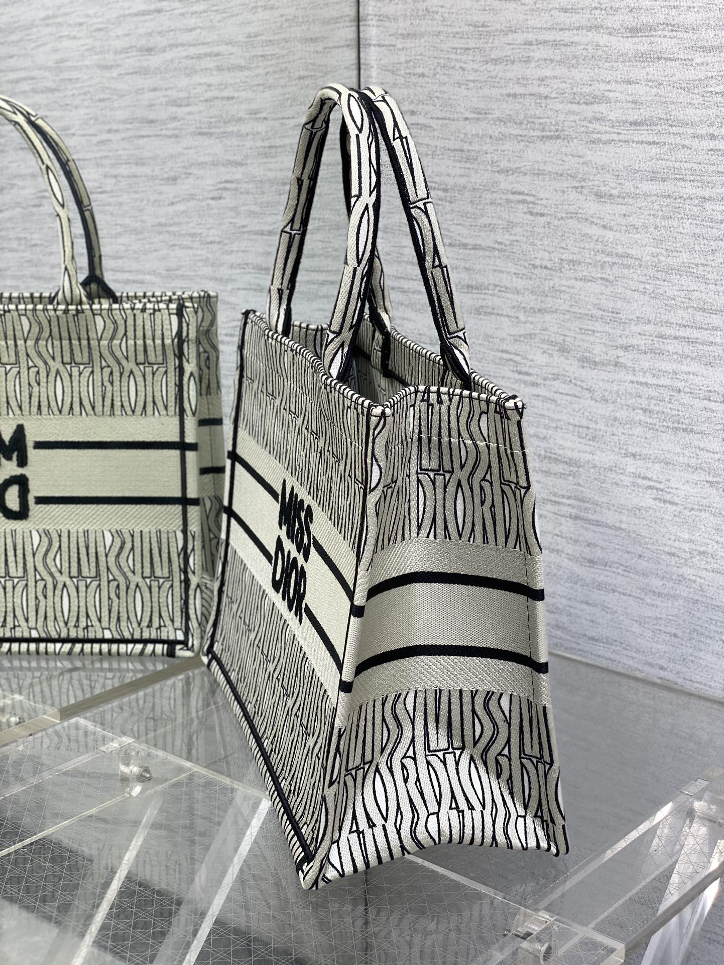 D*or small book tote-36.5cm