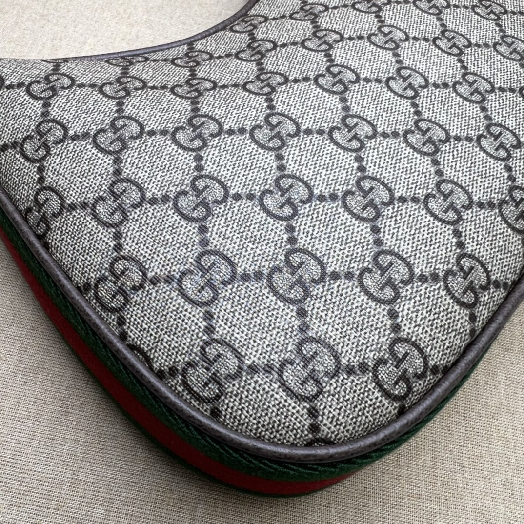 G*u*i attache small shoulder bag-23*22*5cm