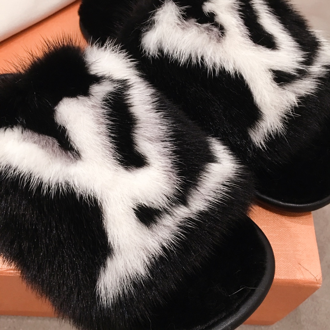 l0*is V*t0n slippers
