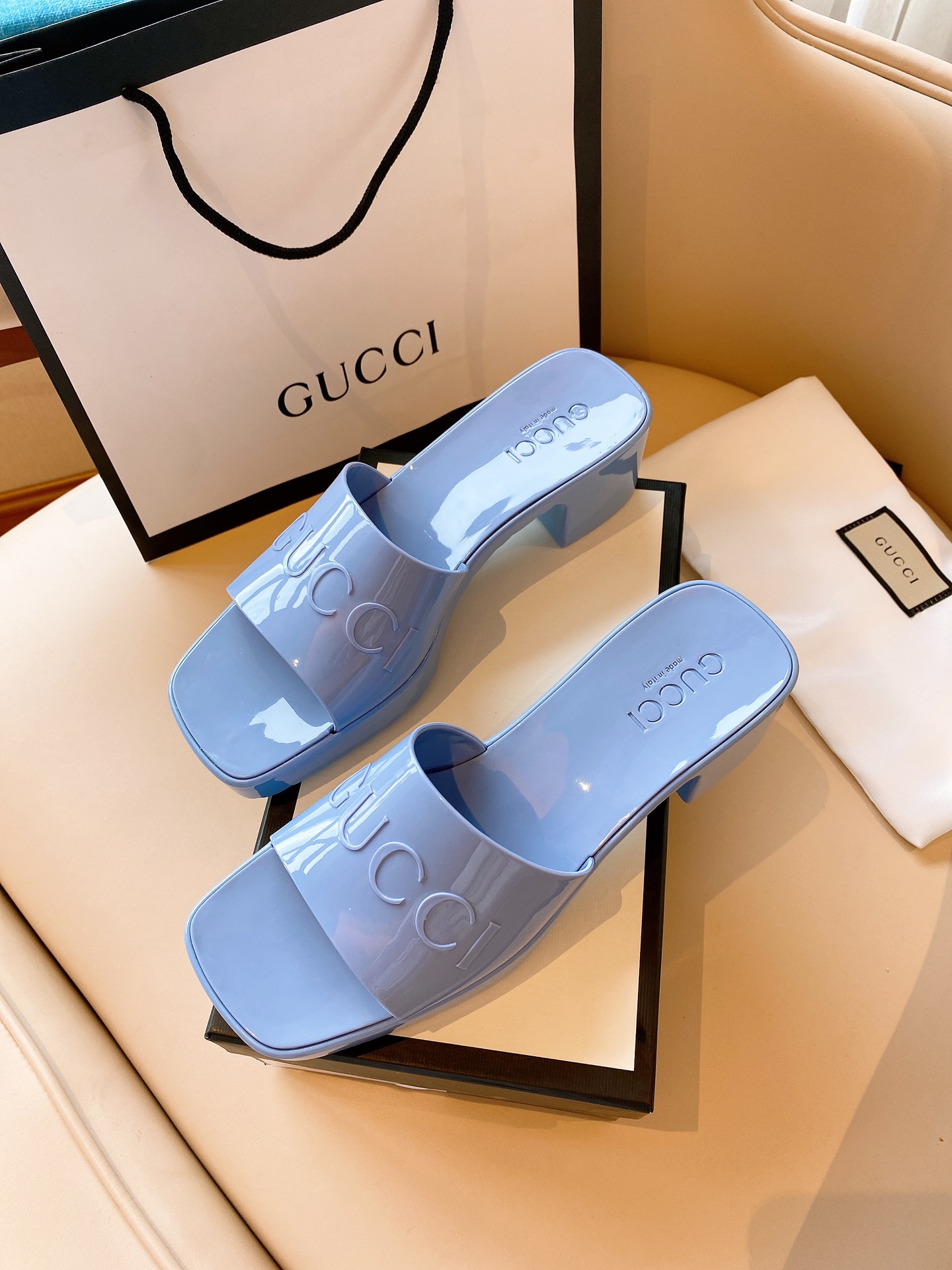 G*u*i sandals