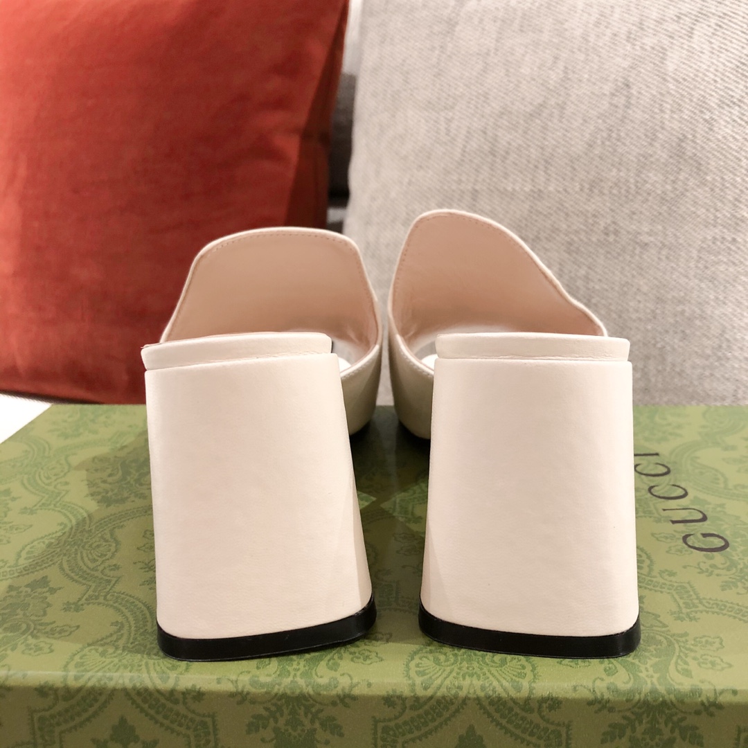 G*u*i sandals