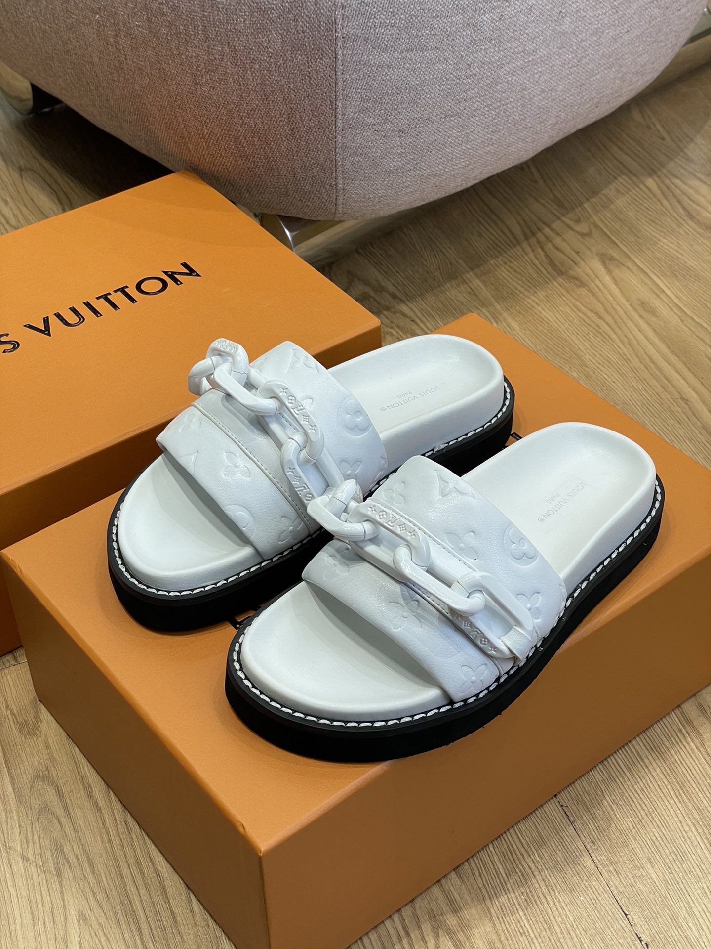l0*is V*t0n 2022ss sandals