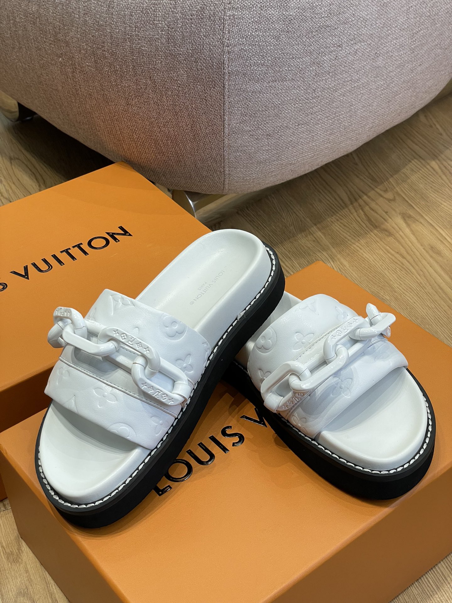 l0*is V*t0n 2022ss sandals