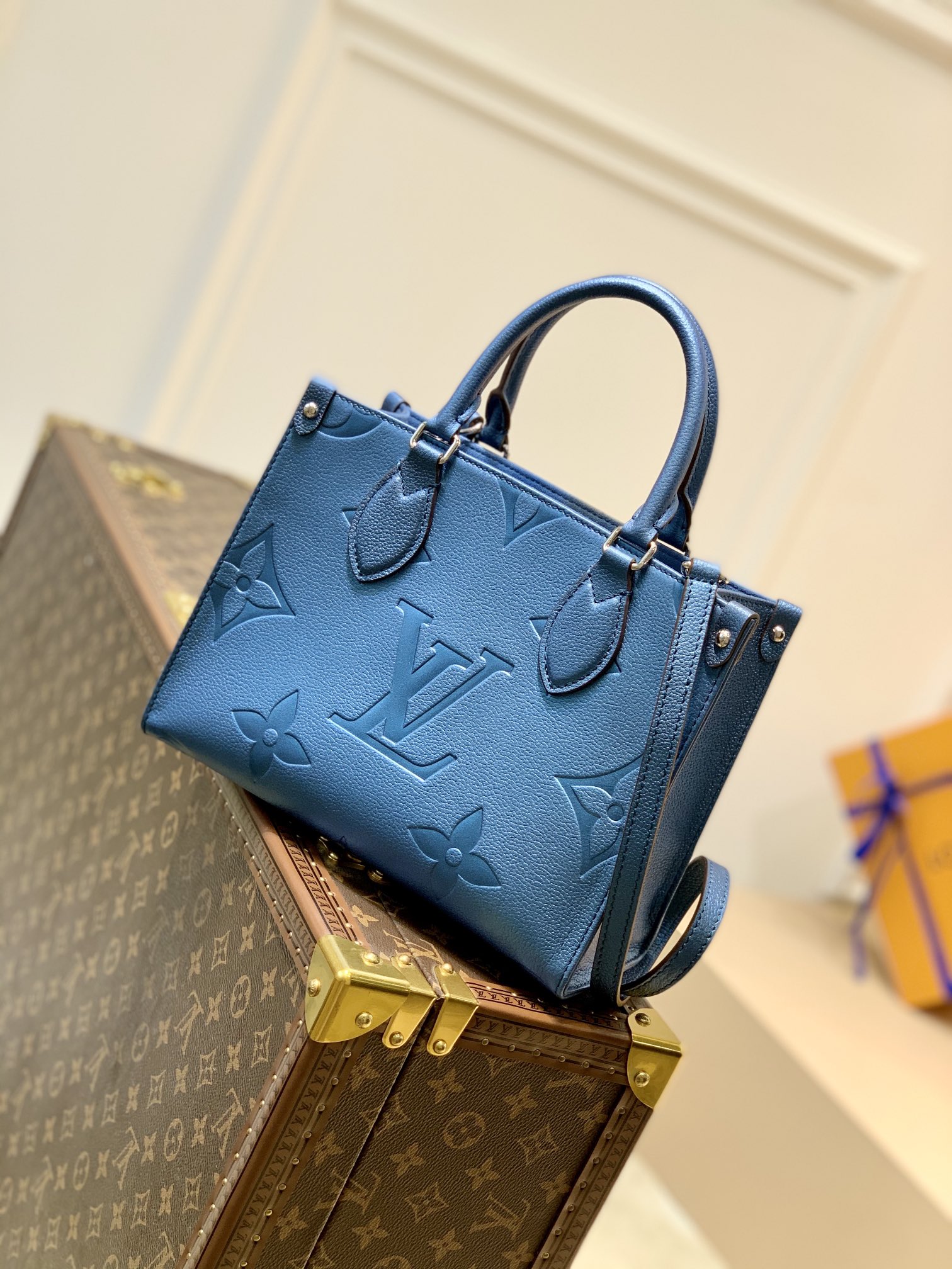 l0*is V*t0n onthego handbag-25*19*11cm
