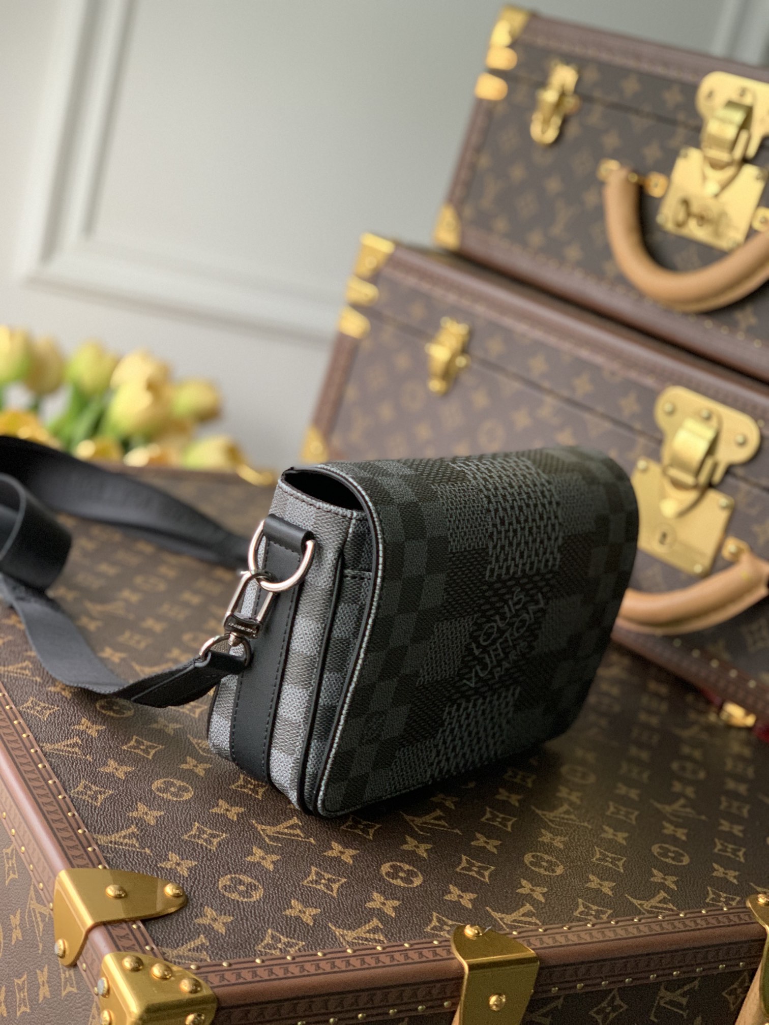 l0*is V*t0n studio messenger bag-23.5* 14*5 cm