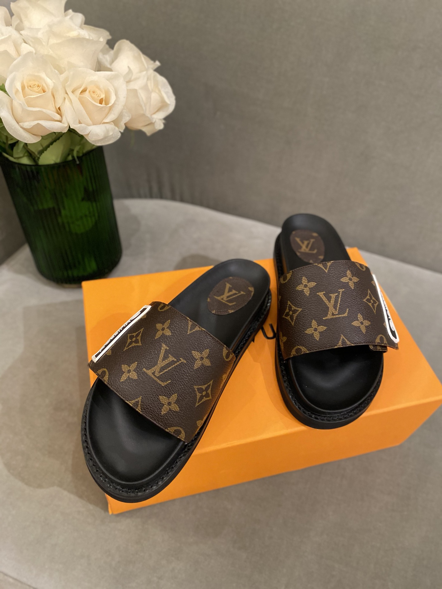 l0*is V*t0n sandals