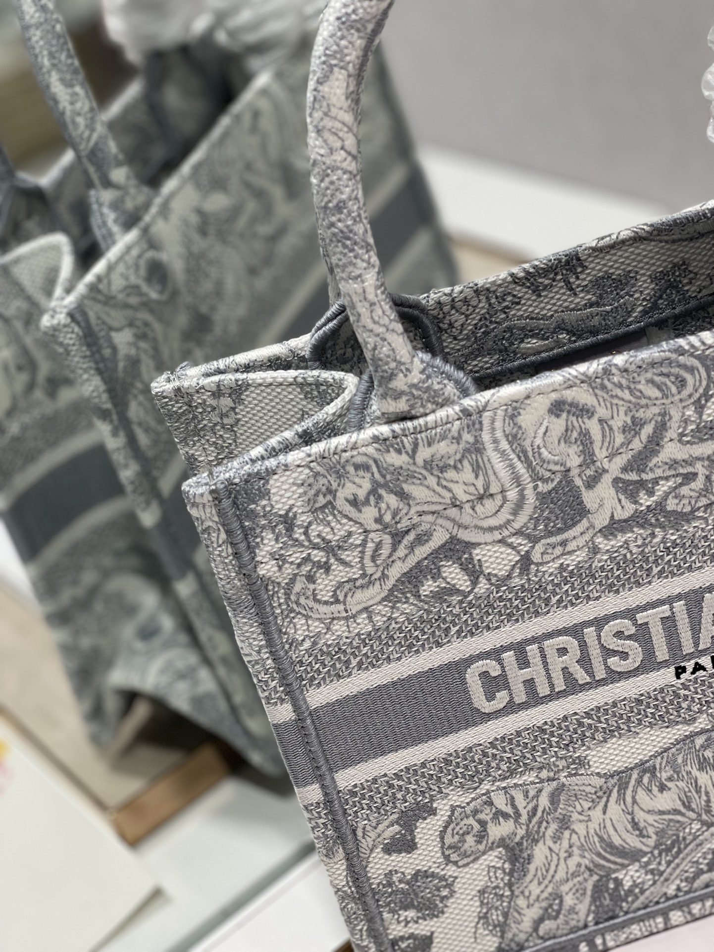 D*or small book tote-26*8*22cm