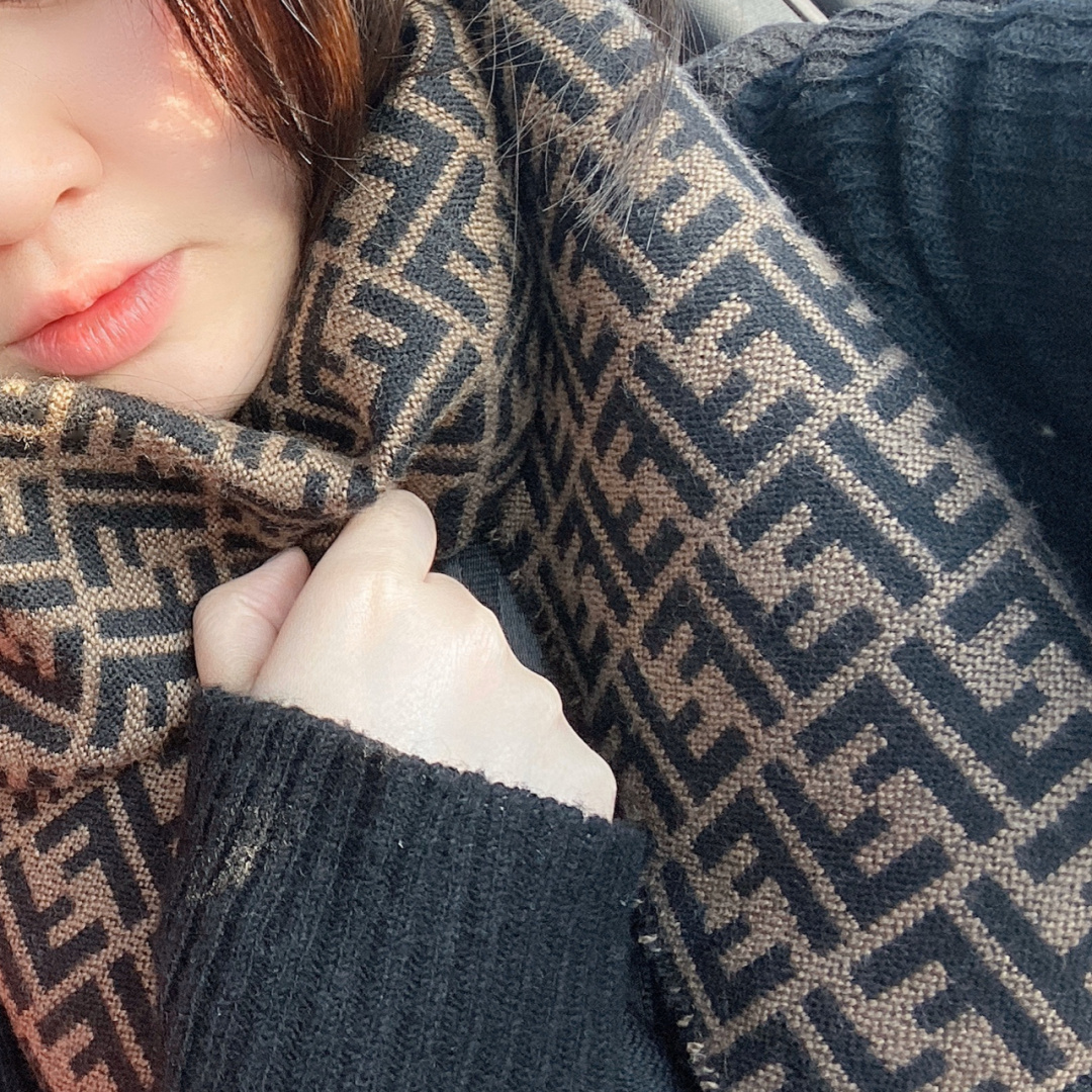 F**di scarf