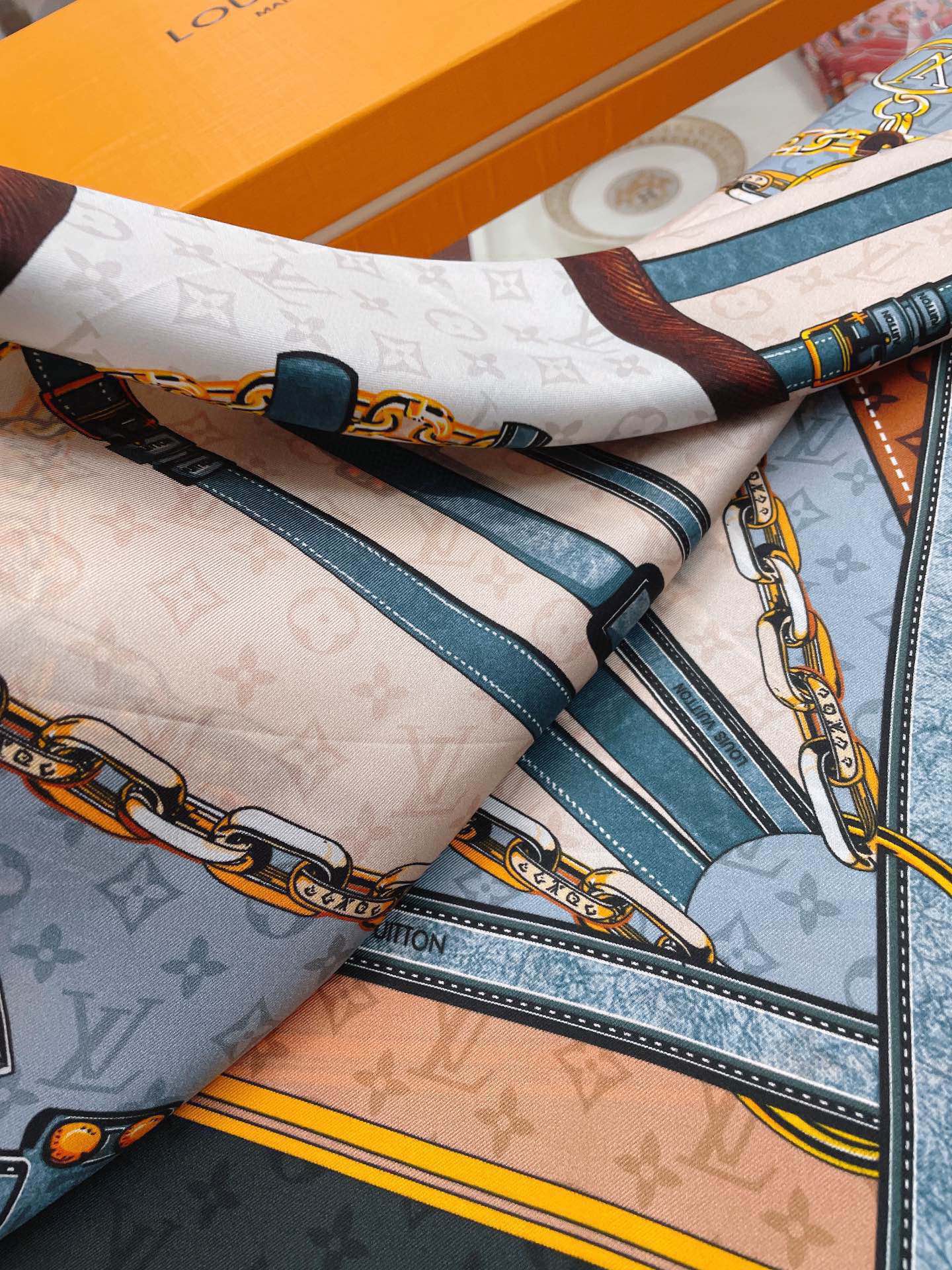 l0*is V*t0n silk square scarf-90*90cm