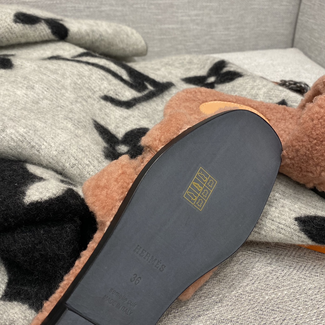 H**mes sandals