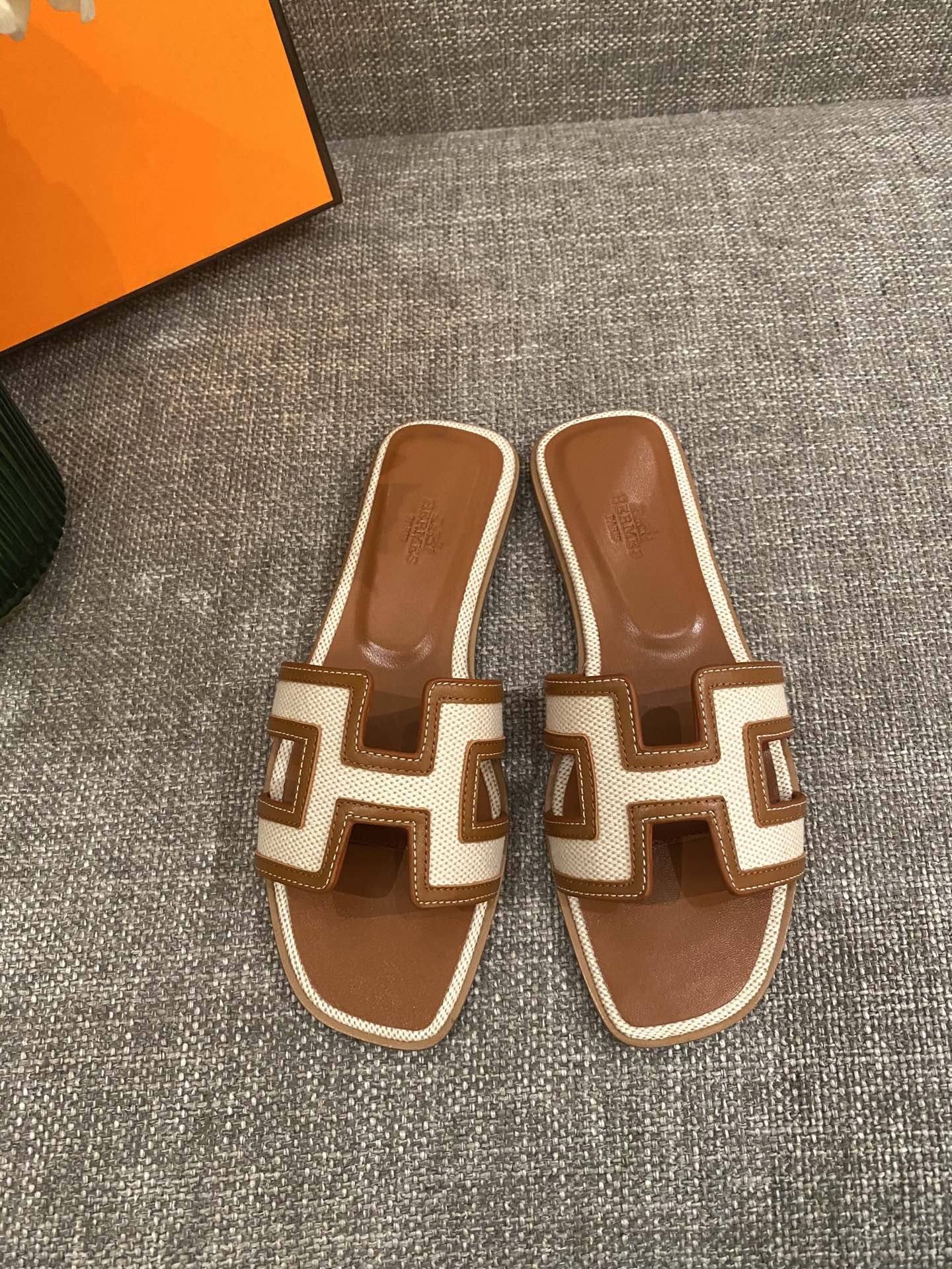 H**mes slippers
