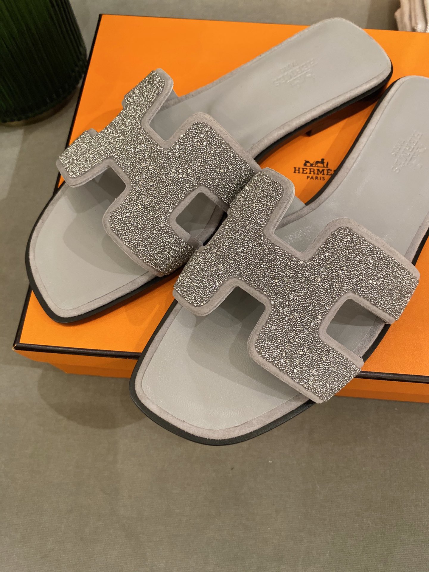 H**mes slippers