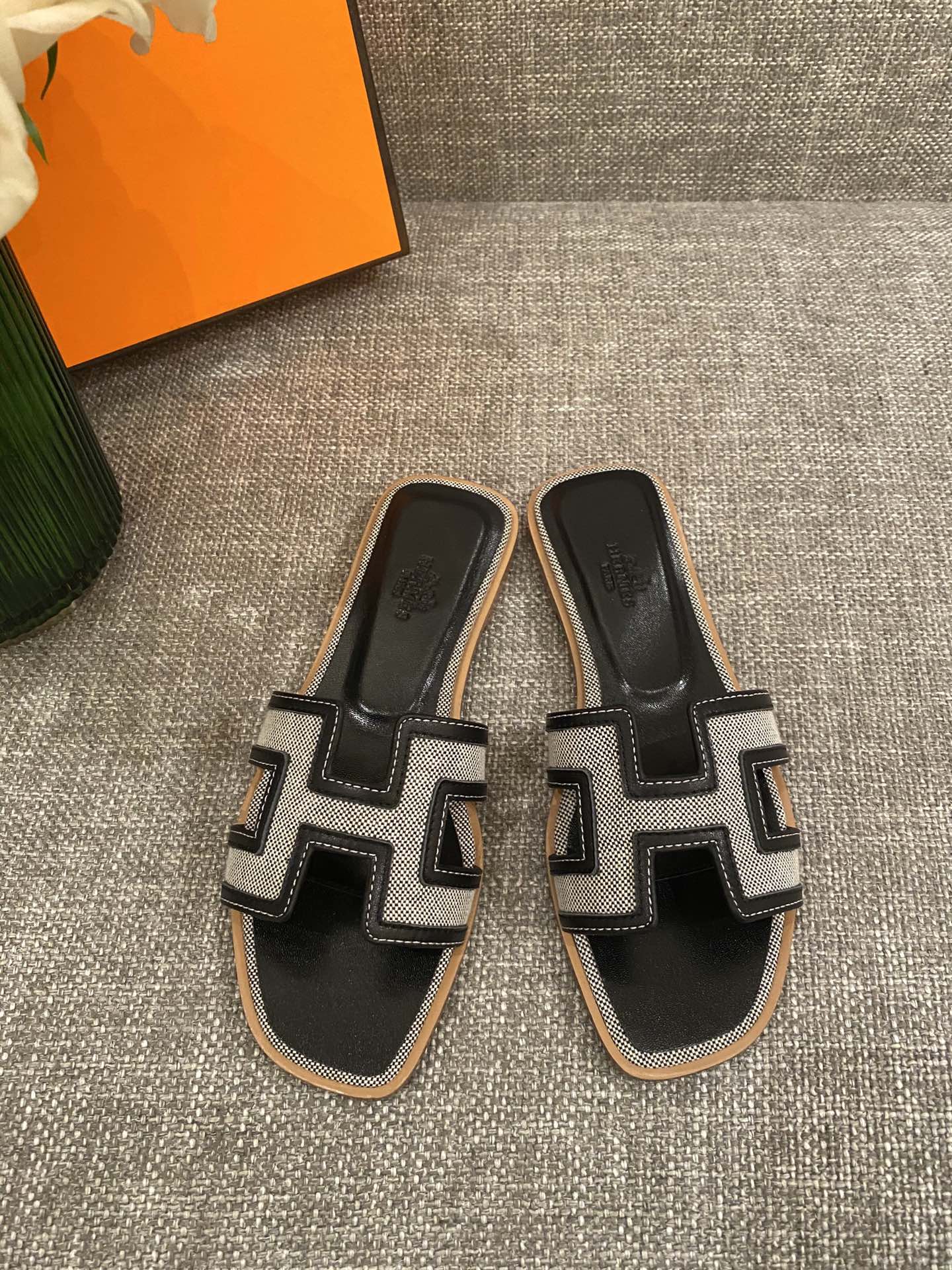 H**mes slippers