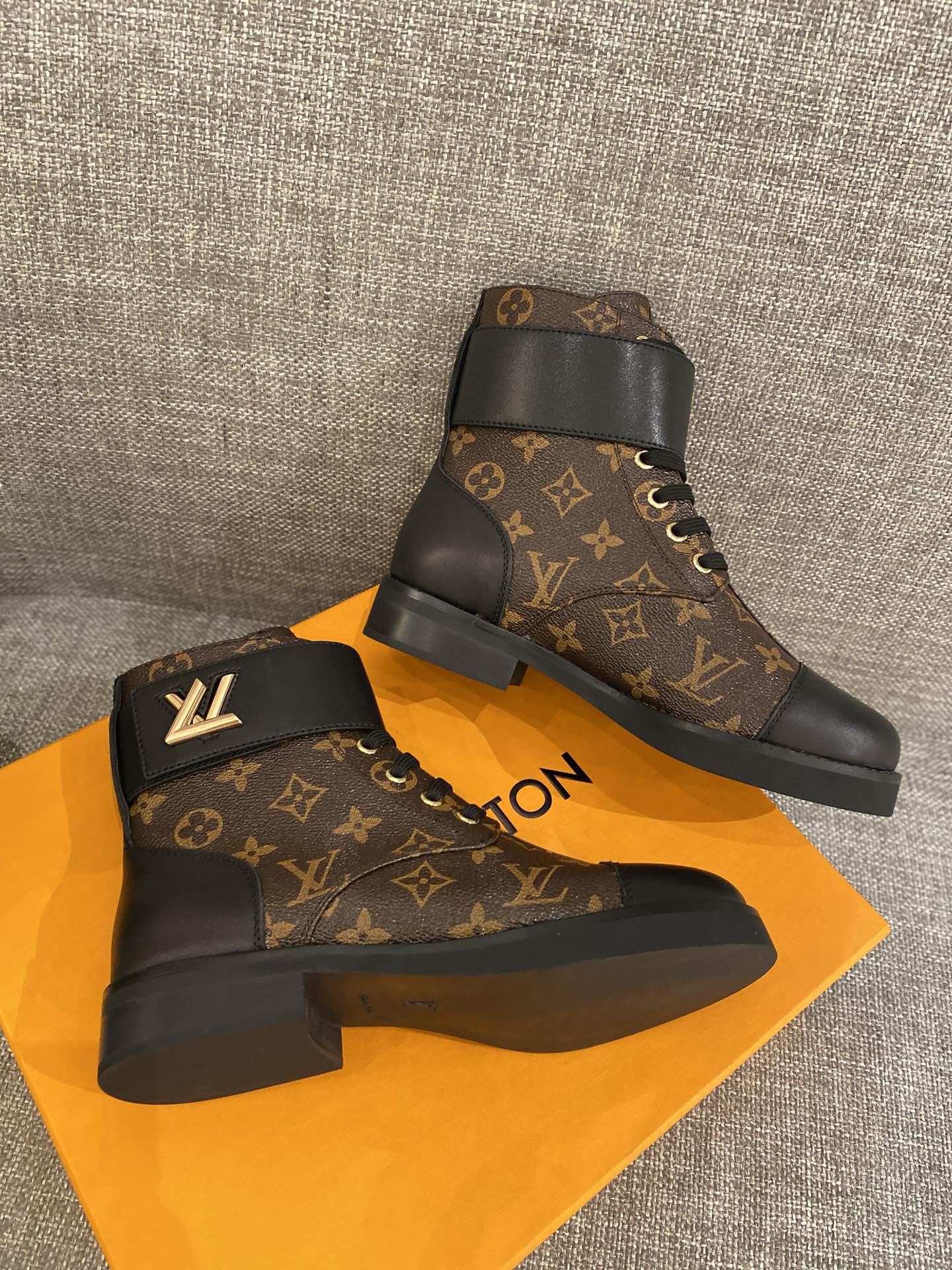 l0*is V*t0n boots