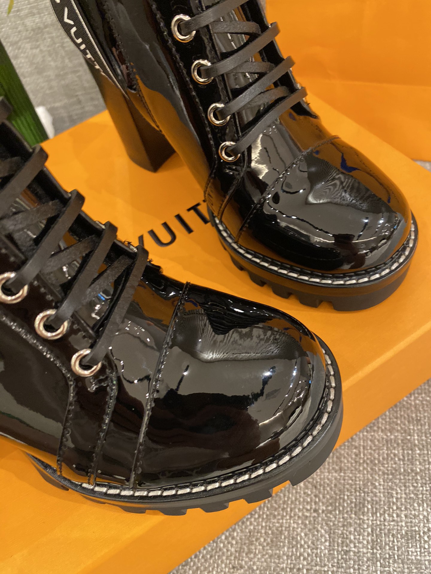 l0*is V*t0n boots