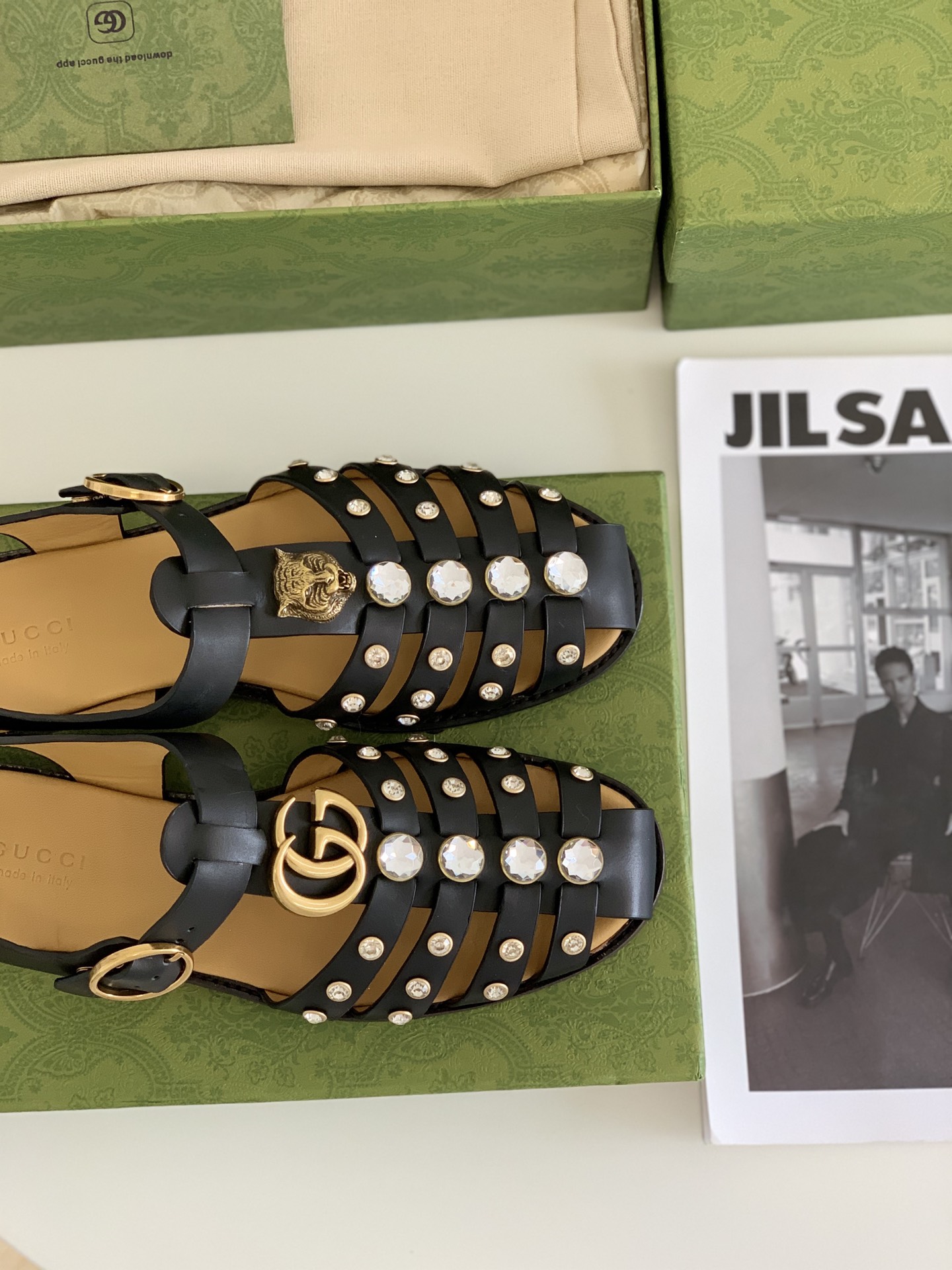 G*u*i sandals