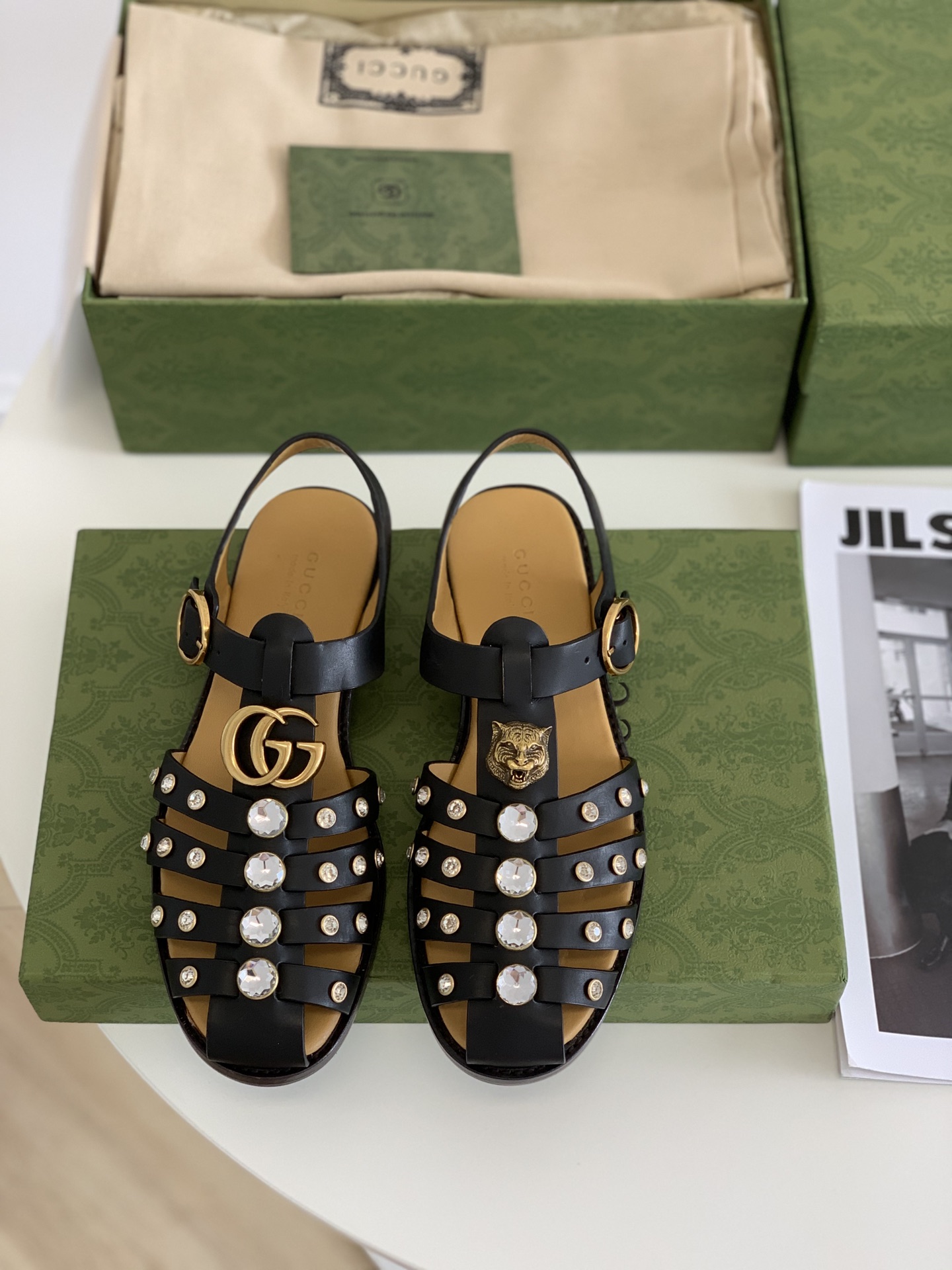 G*u*i sandals