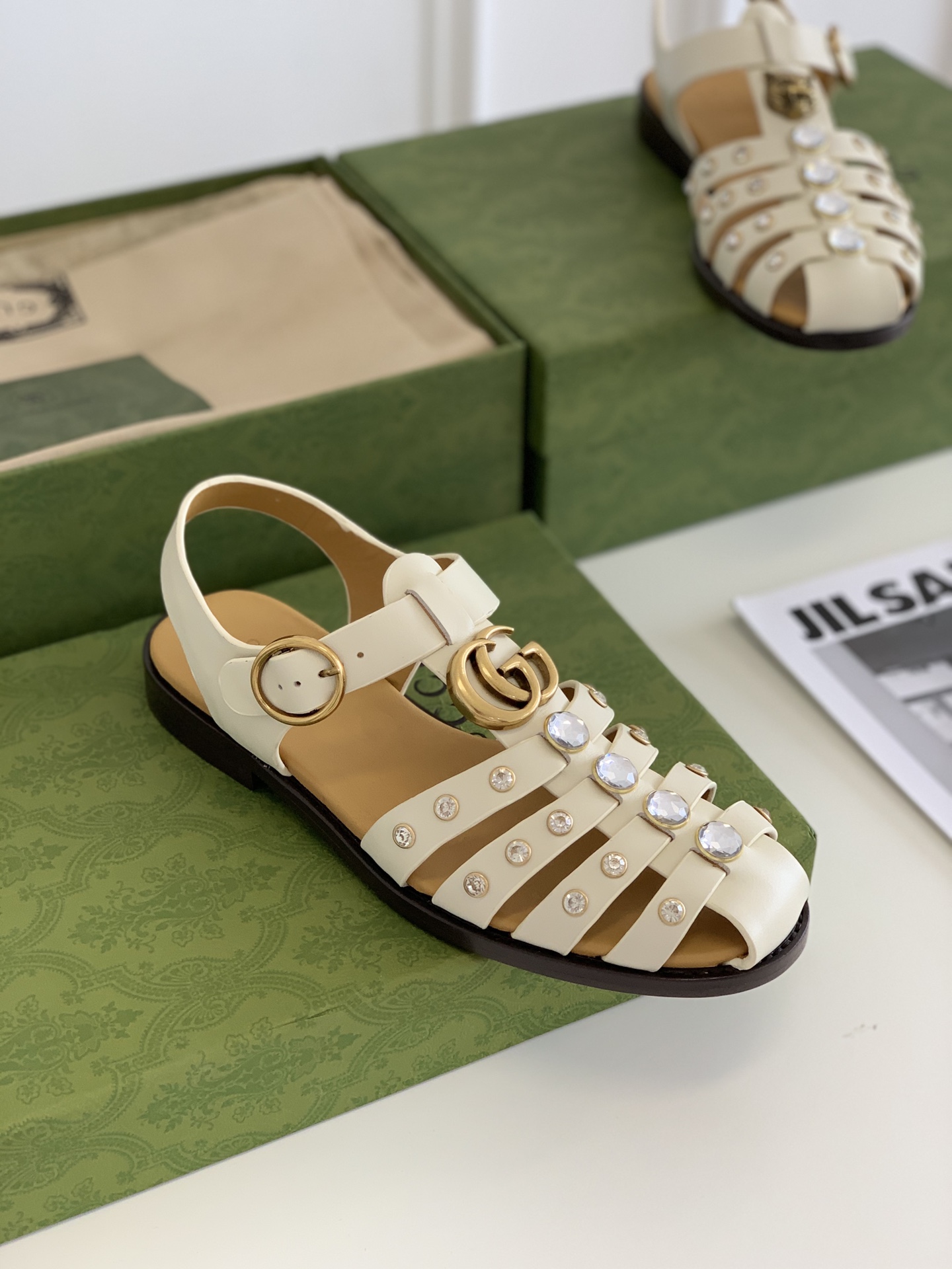 G*u*i sandals