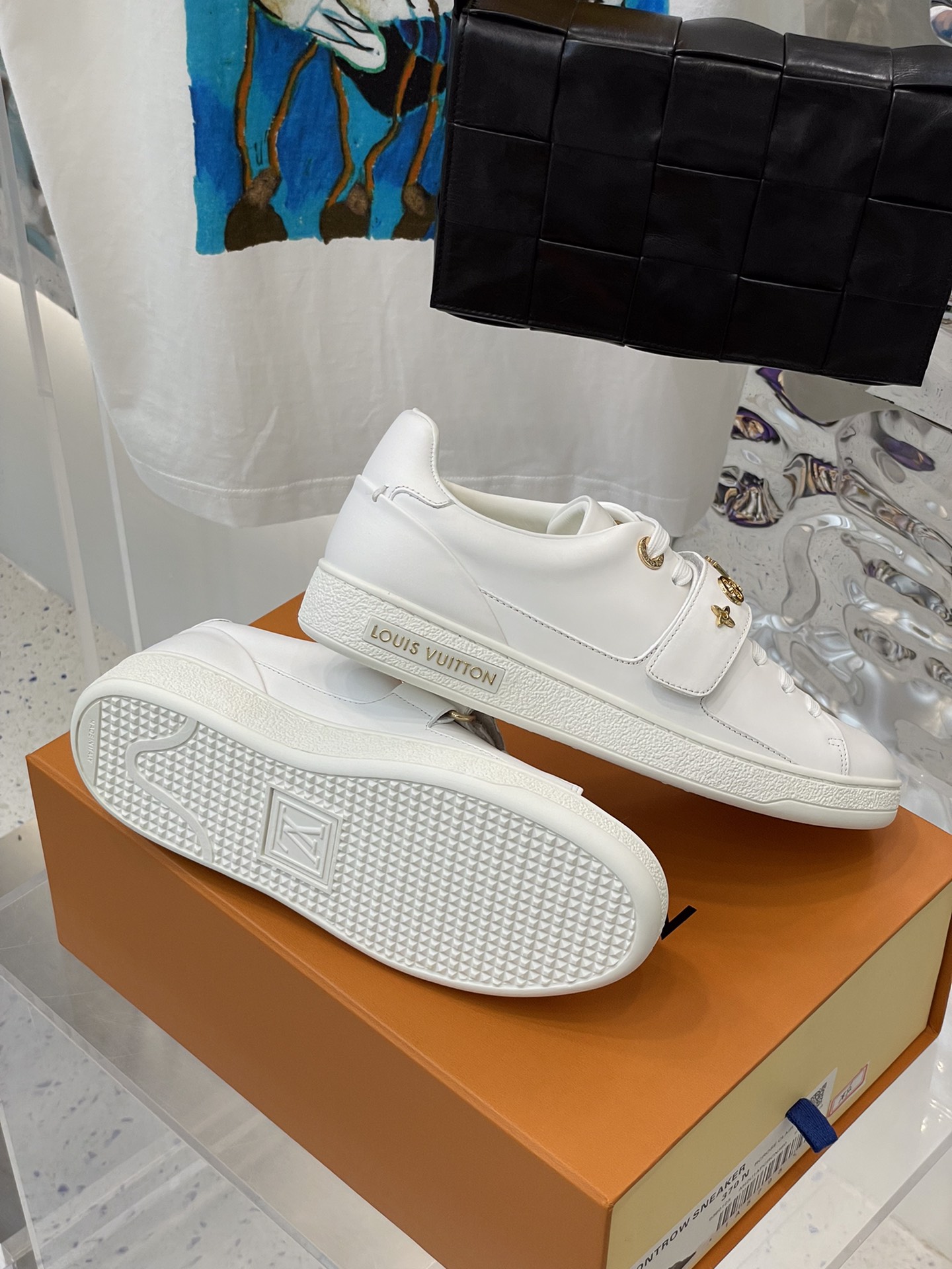 l0*is V*t0n sneakers