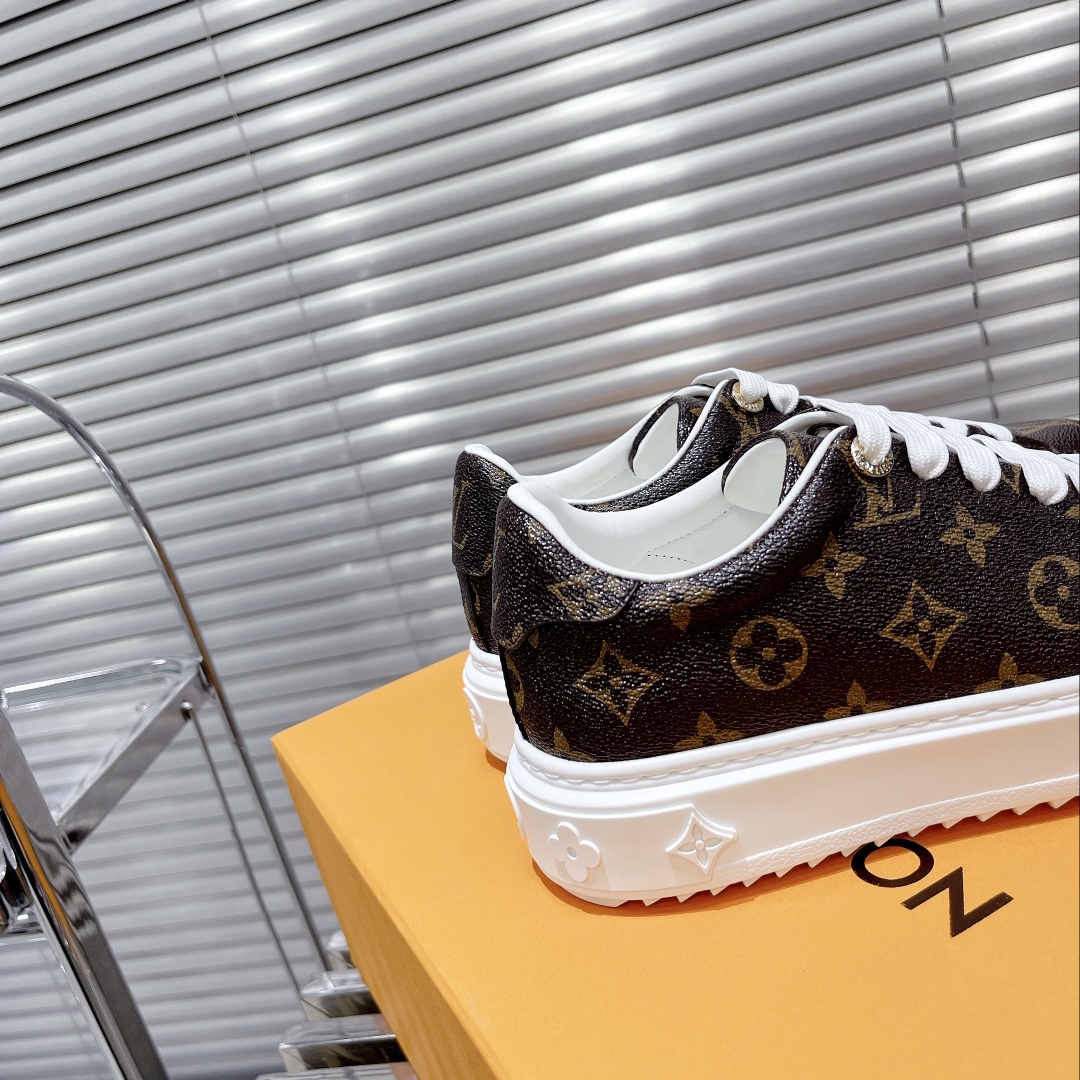 l0*is V*t0n low-top sneakers