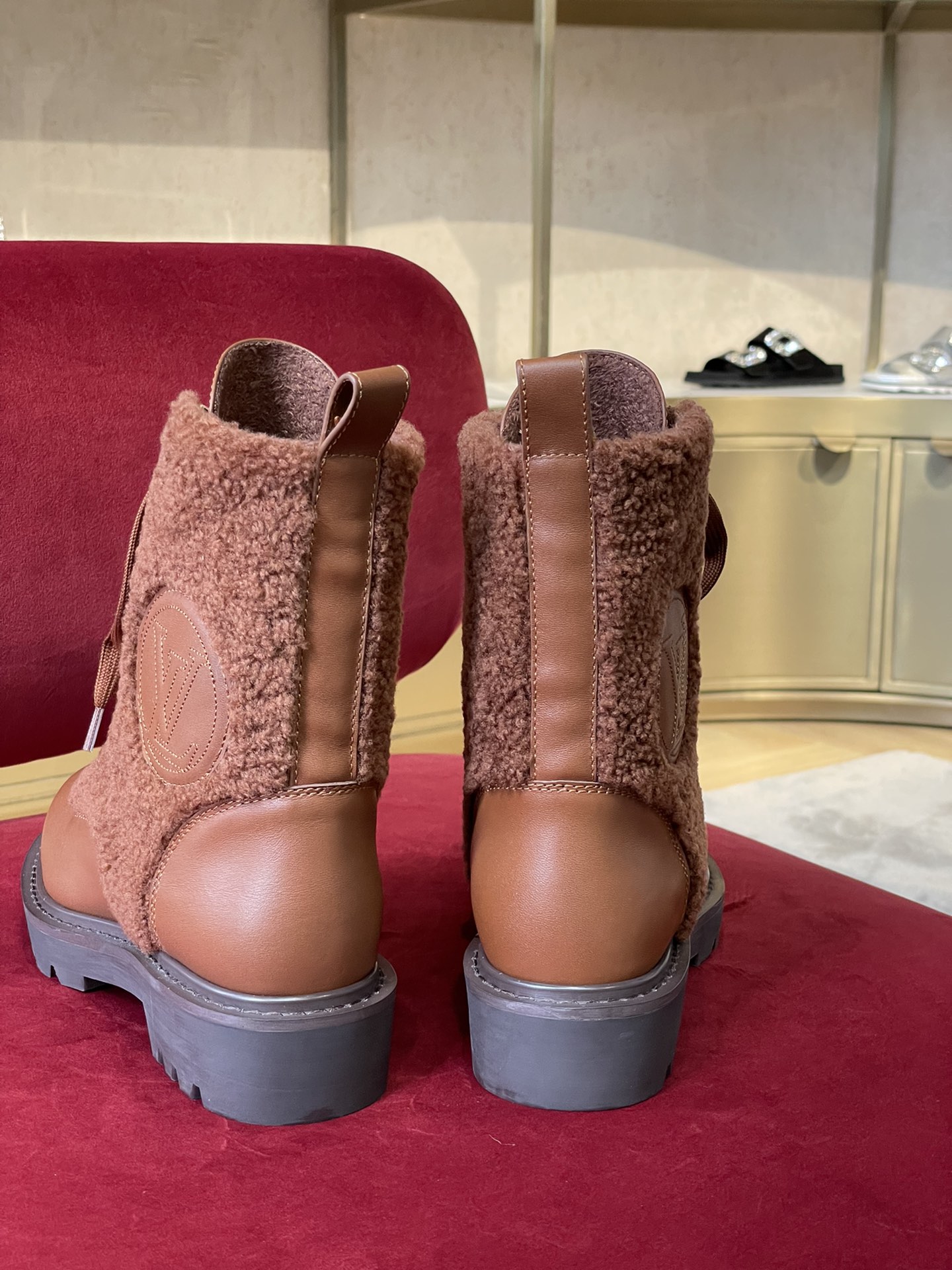 l0*is V*t0n boots