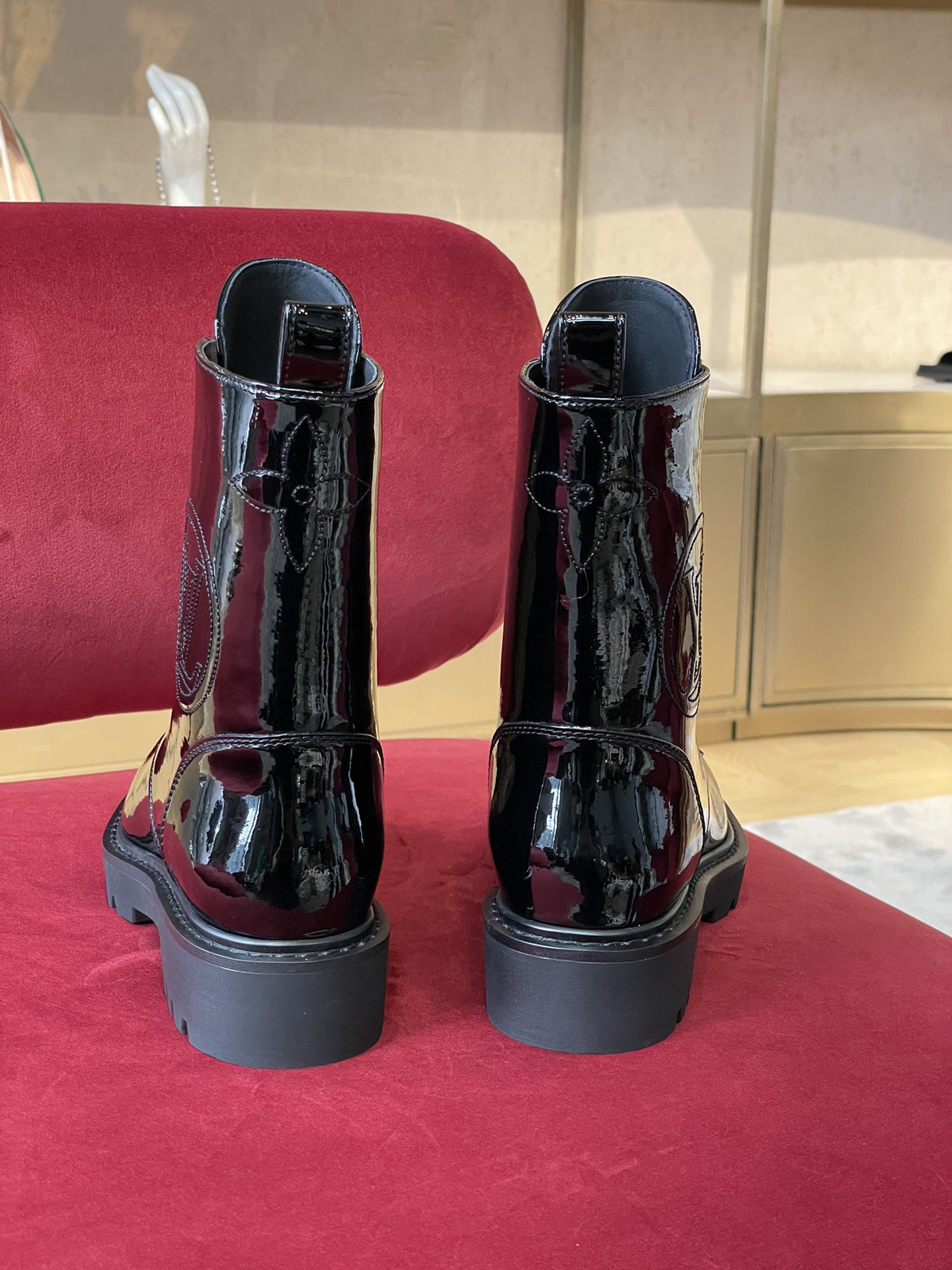 l0*is V*t0n boots