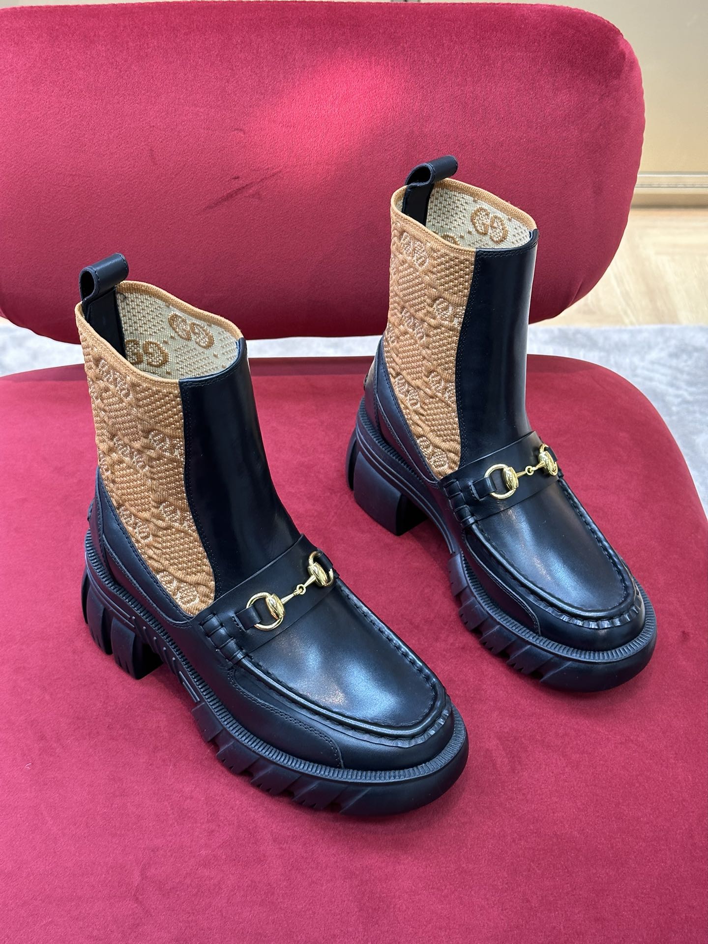 G*u*i boots