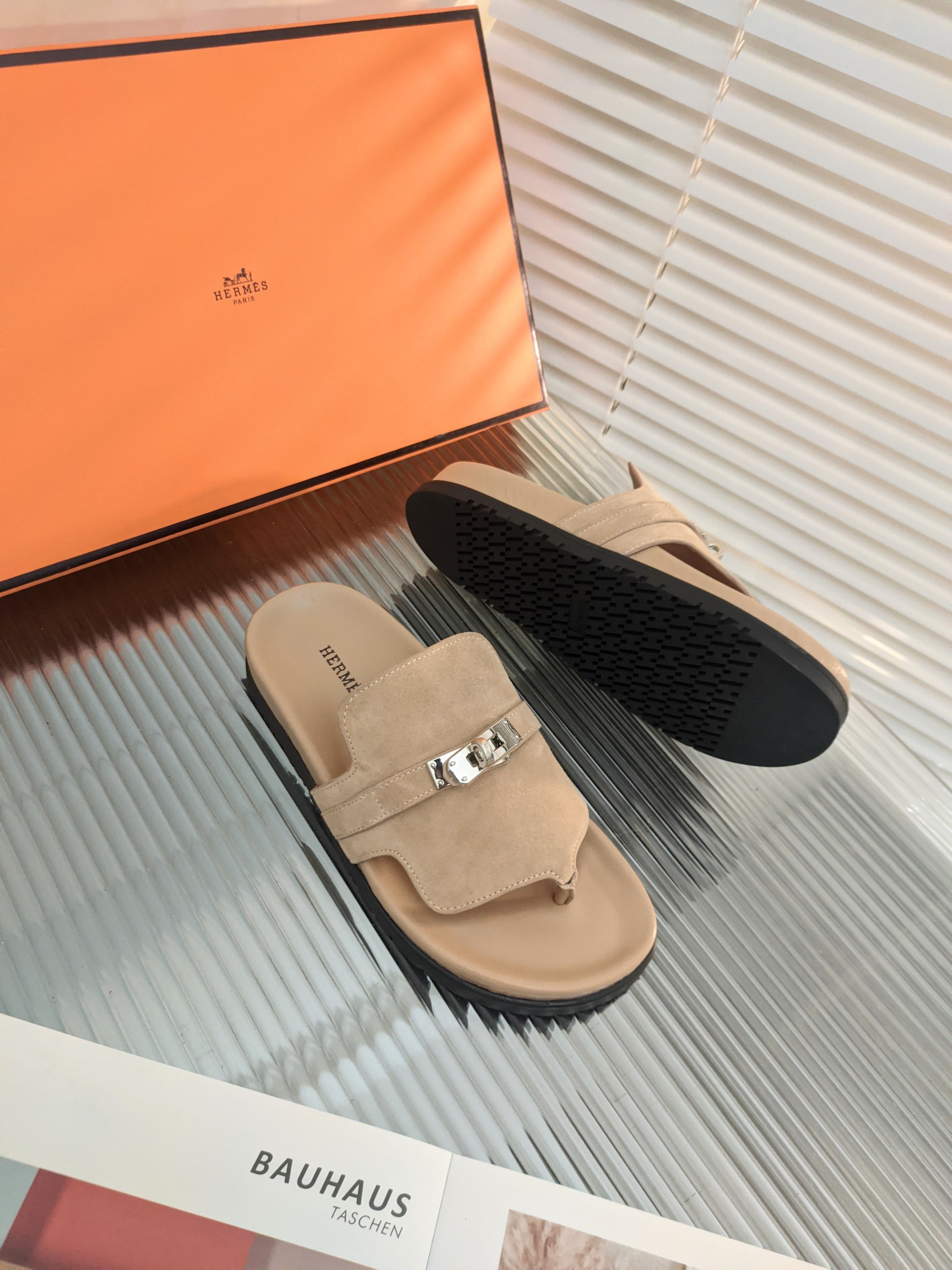 H**mes sandals