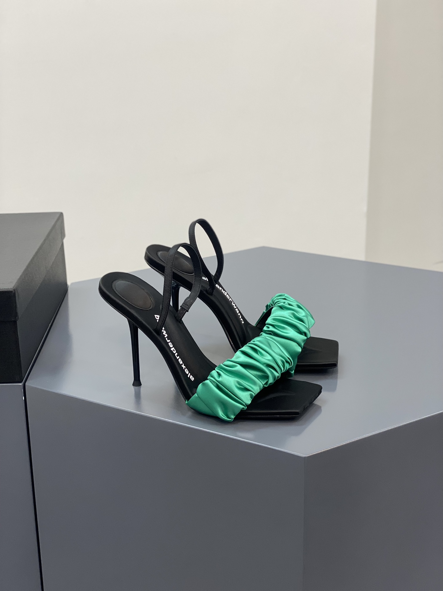A1exa*der heels