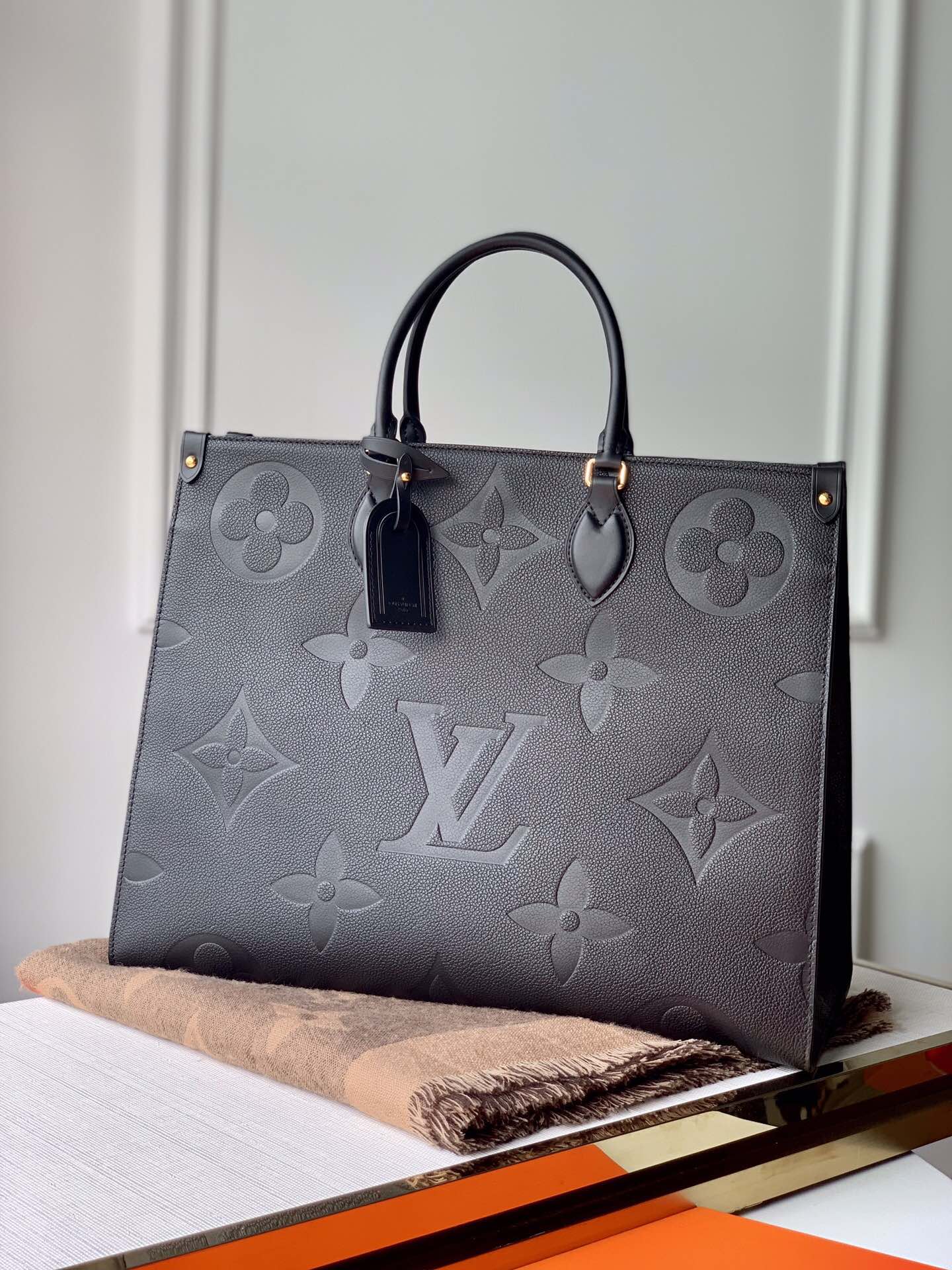l0*is V*t0n onthego handbag-41*34*19cm
