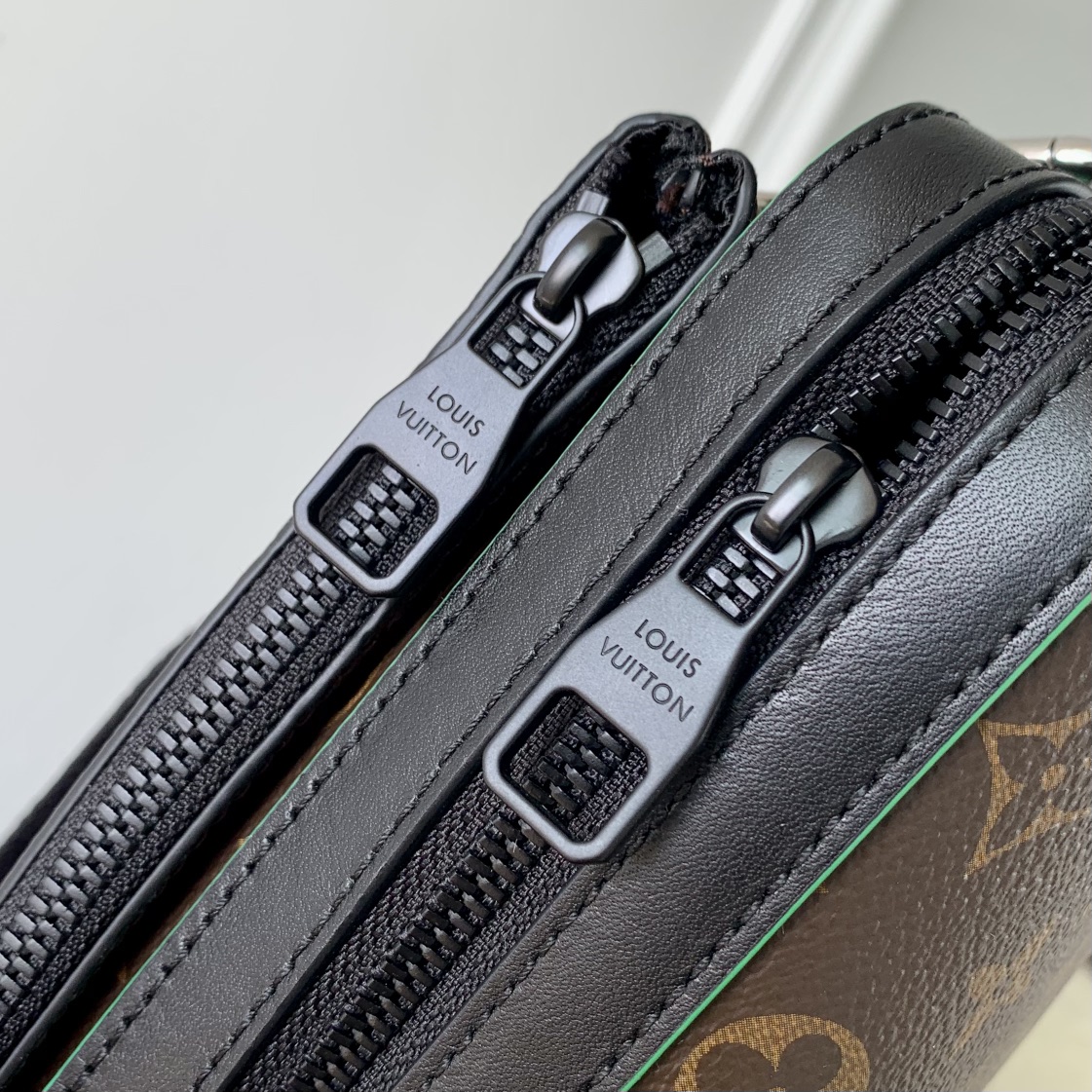 l0*is V*t0ntrio handbag-25*18.5*7cm