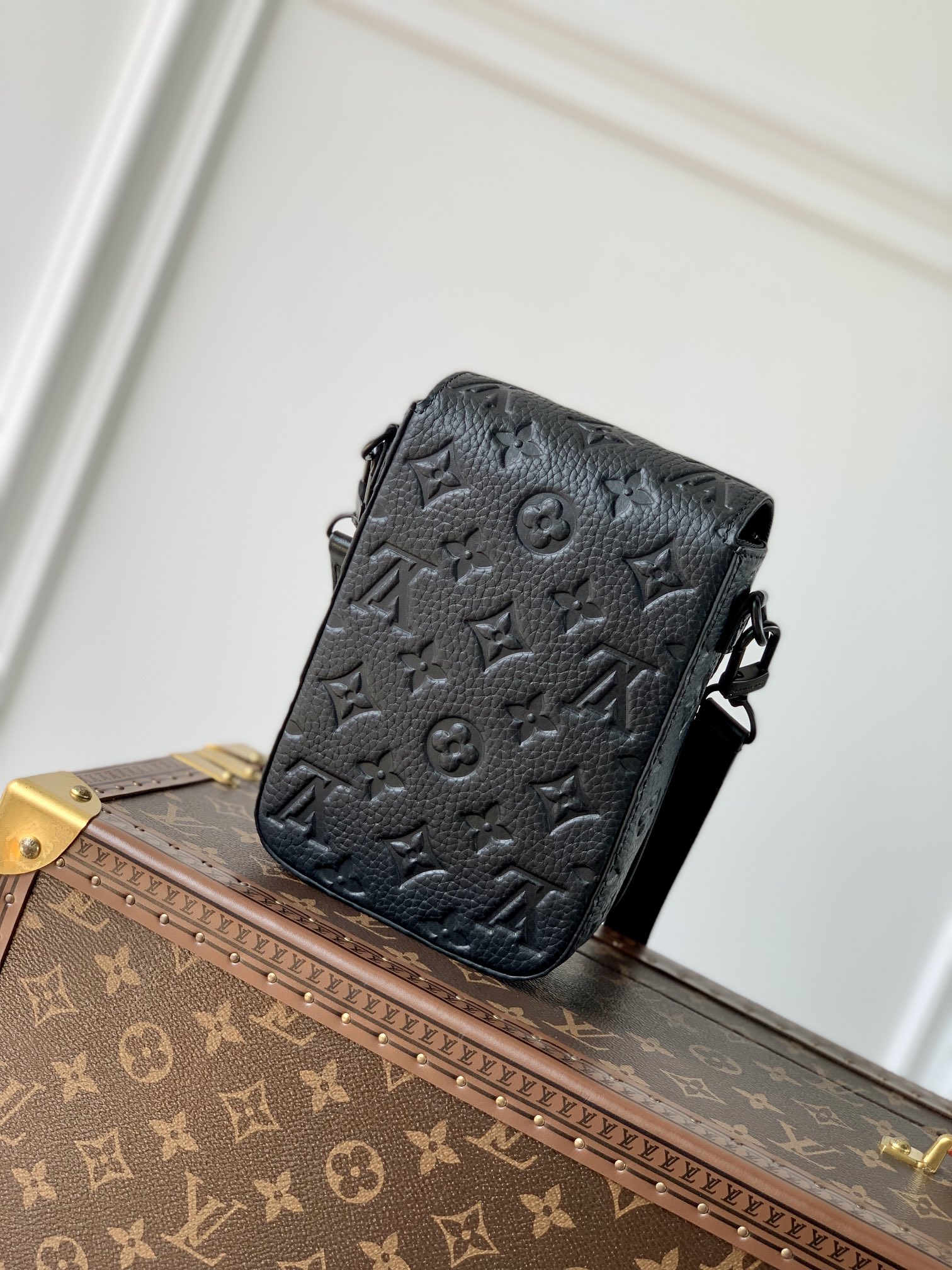l0*is V*t0n s-lock vertical wearable handbag-12*19*7cm