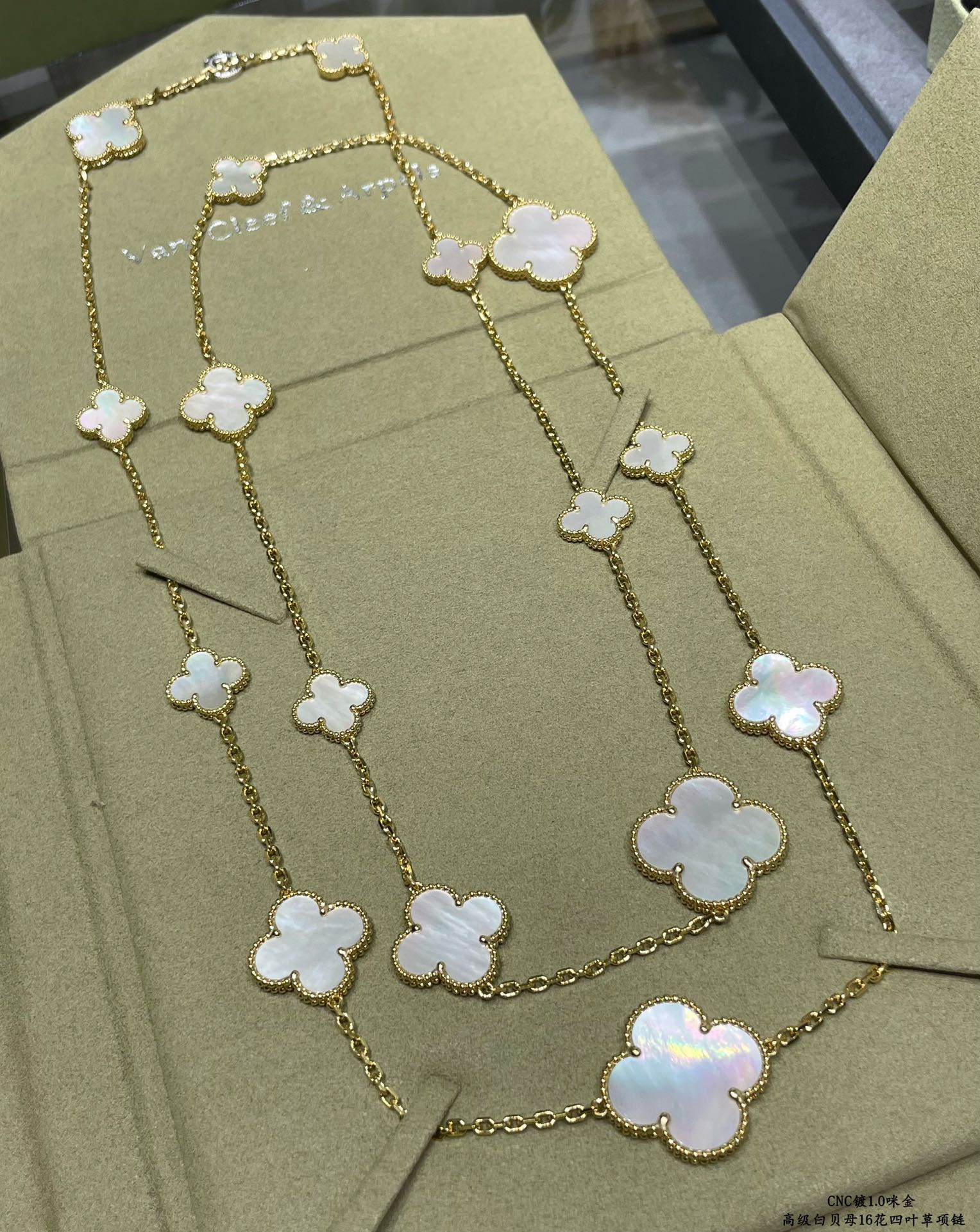 VCA 16-Flower Necklace