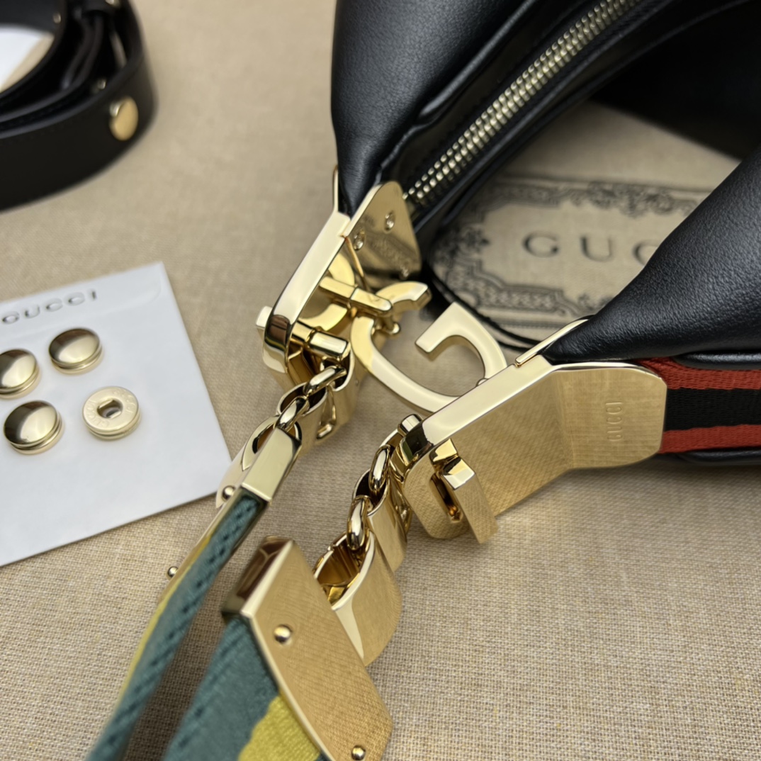 G*u*i attache large shoulder bag-35*32*6cm