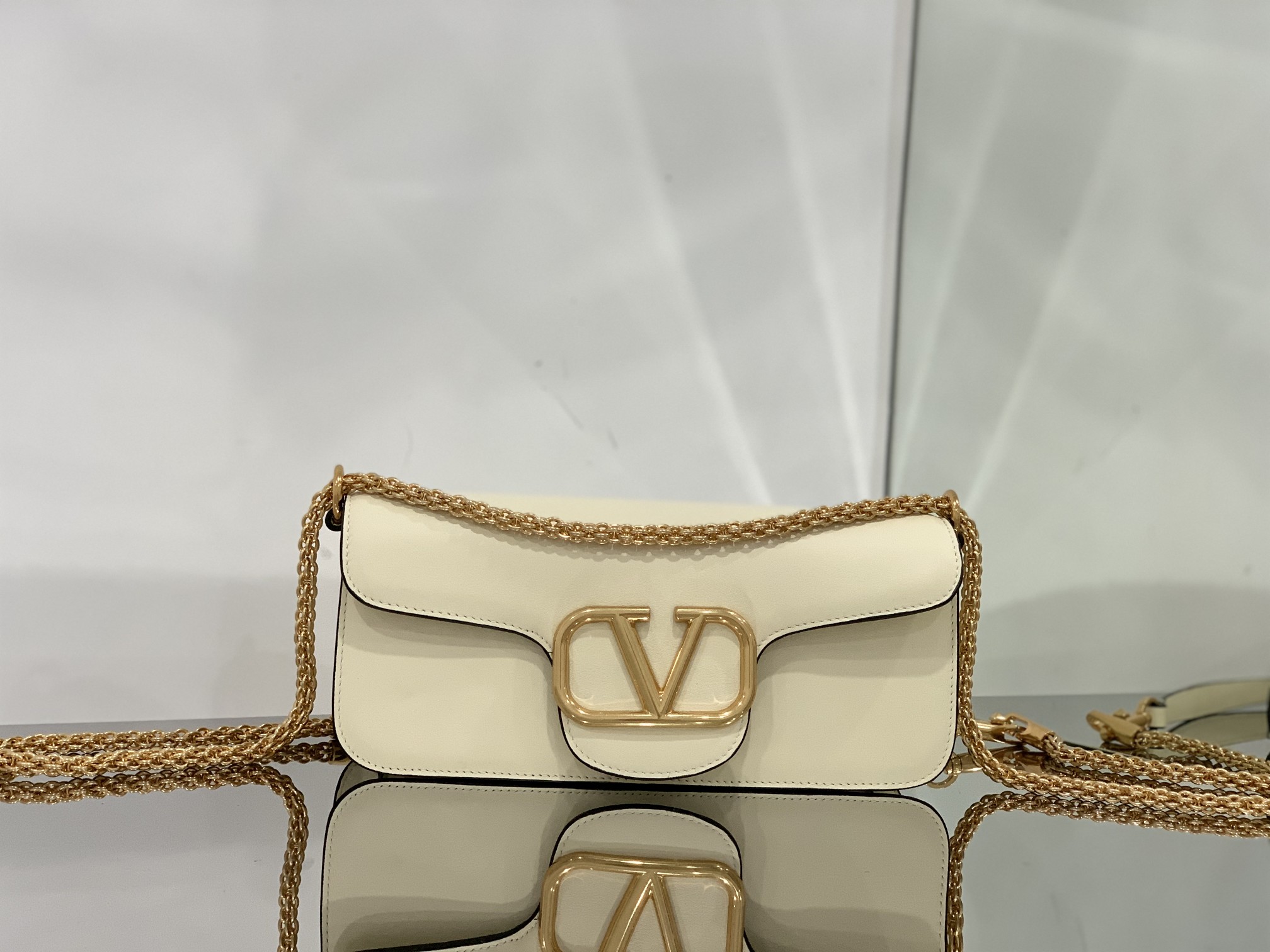 Va1e*ntin0 garavani locò shoulder bbag in calfskin with metallic vlogo-27*13*6cm