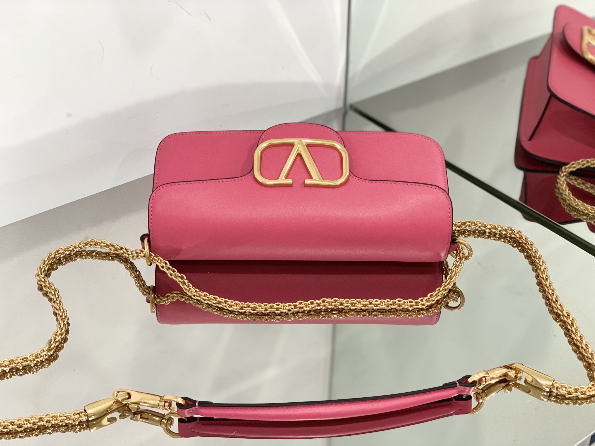 Va1e*ntin0 garavani locò shoulder bbag in calfskin with metallic vlogo-27*13*6cm