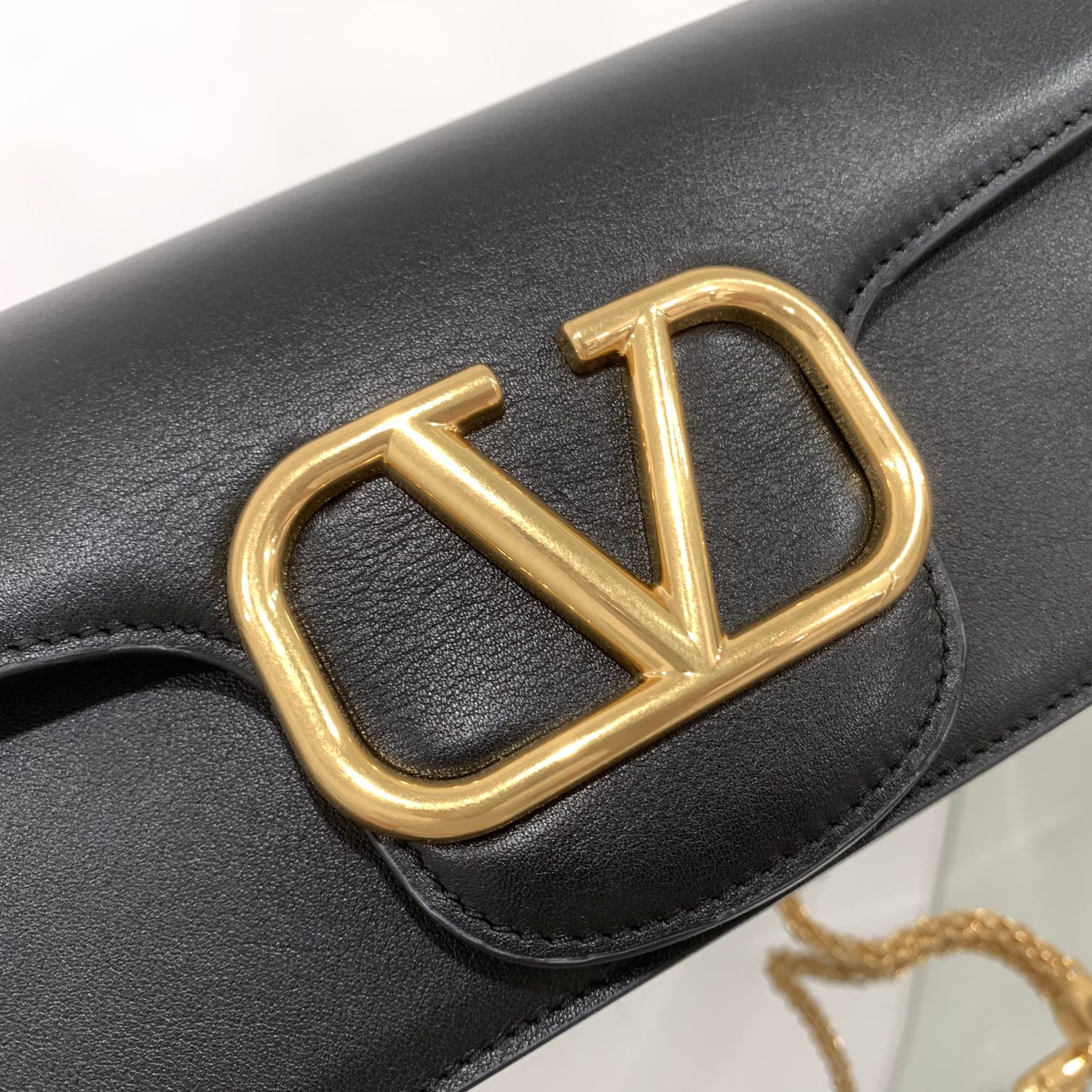 Va1e*ntin0 garavani locò shoulder bbag in calfskin with metallic vlogo-27*13*6cm