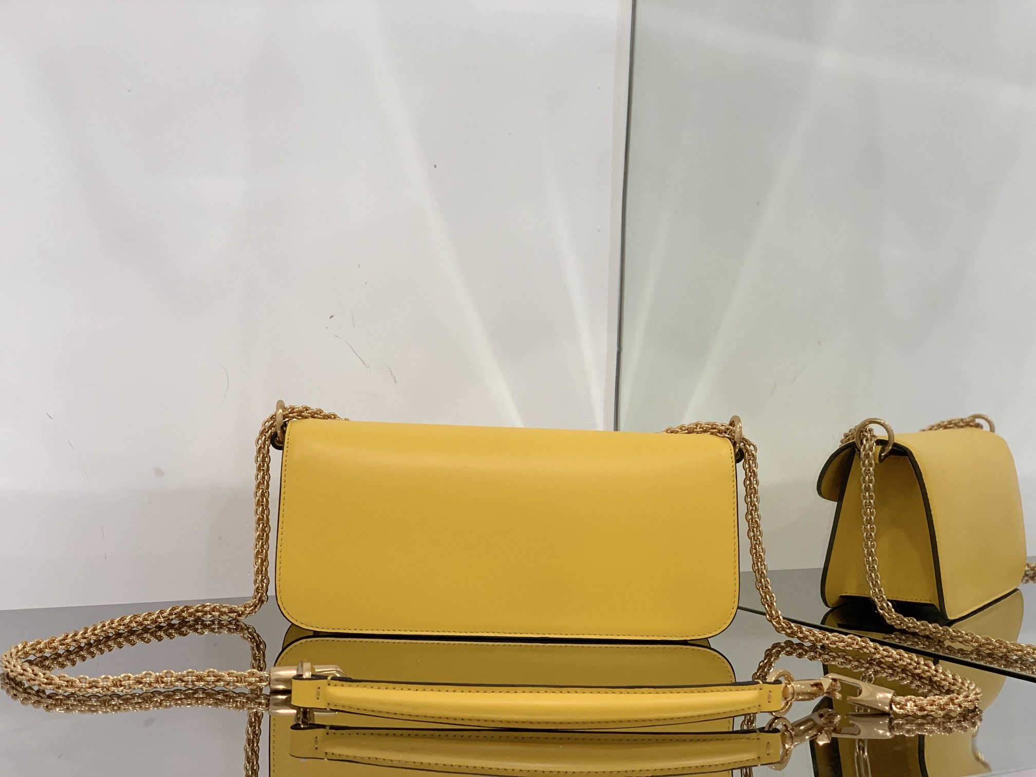 Va1e*ntin0 garavani locò shoulder bbag in calfskin with metallic vlogo-27*13*6cm