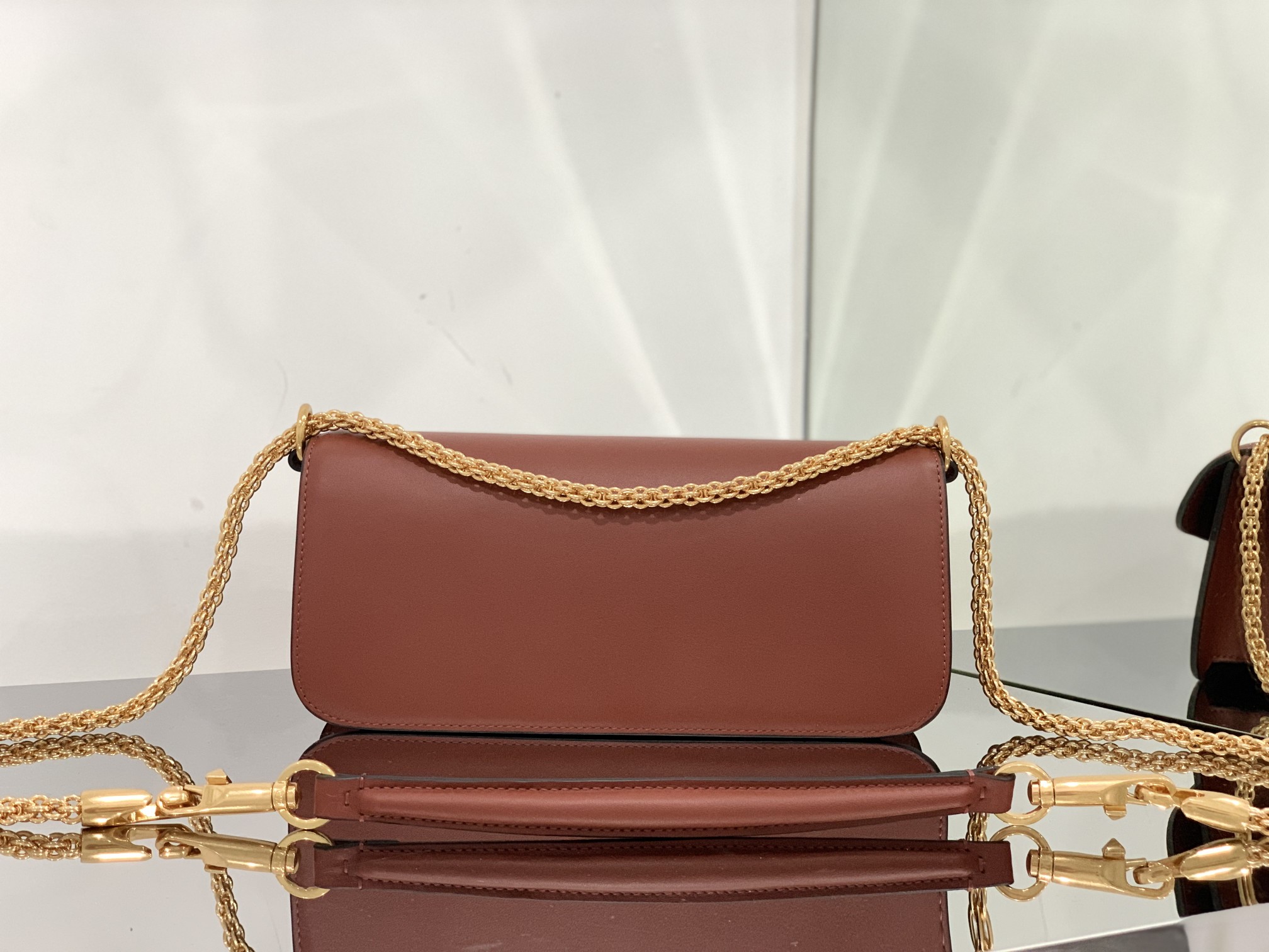 Va1e*ntin0 garavani locò shoulder bbag in calfskin with metallic vlogo-27*13*6cm