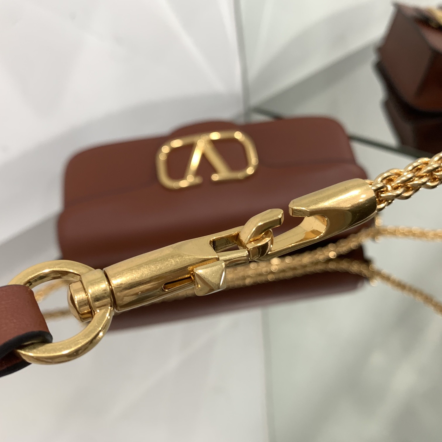 Va1e*ntin0 garavani locò shoulder bbag in calfskin with metallic vlogo-27*13*6cm