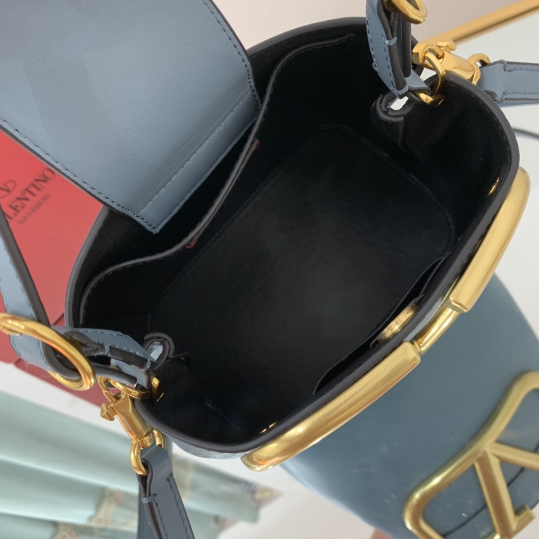 Va1e*ntin0 garavani s*pervee bag-20*19*12cm
