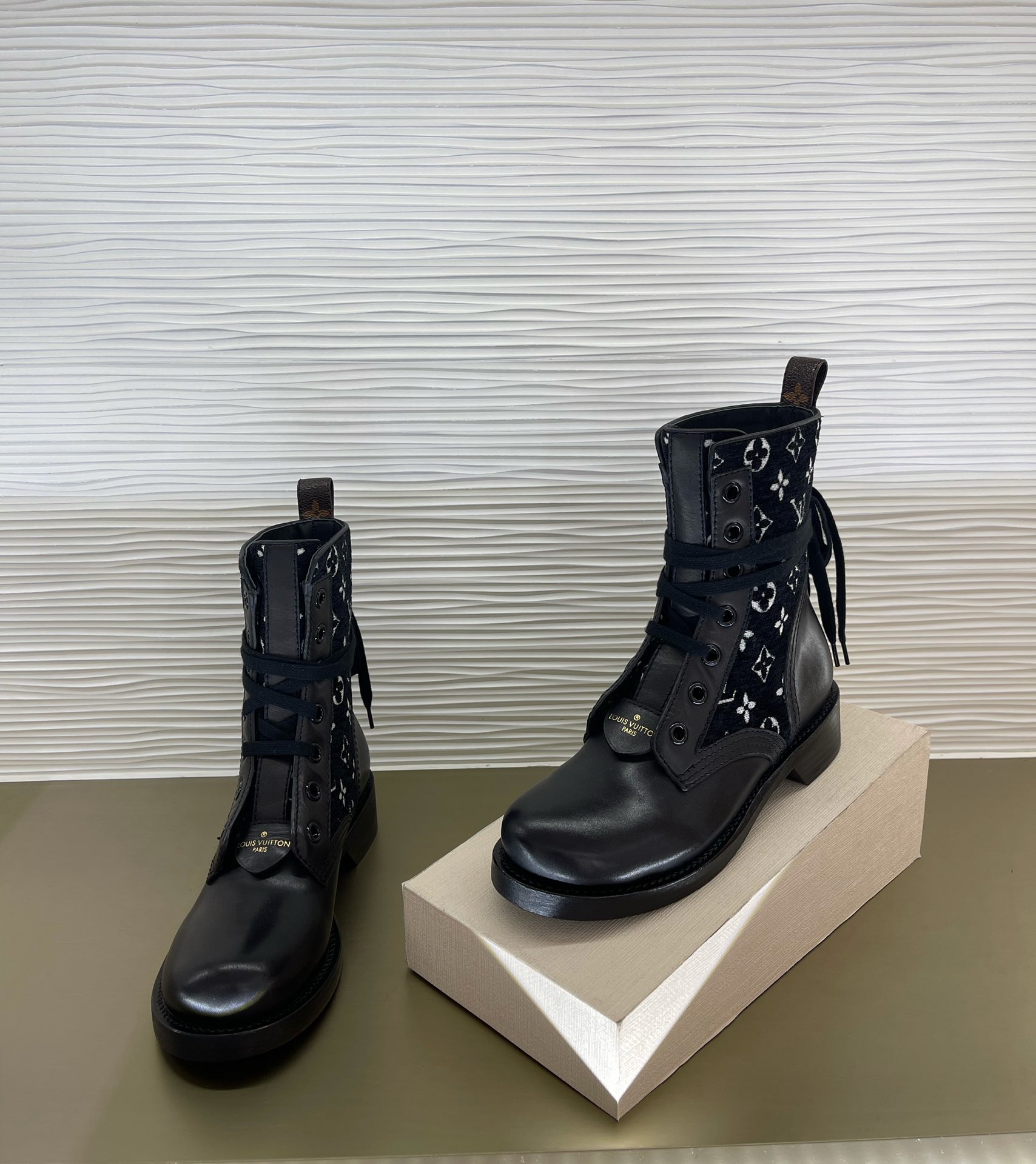 l0*is V*t0n boots