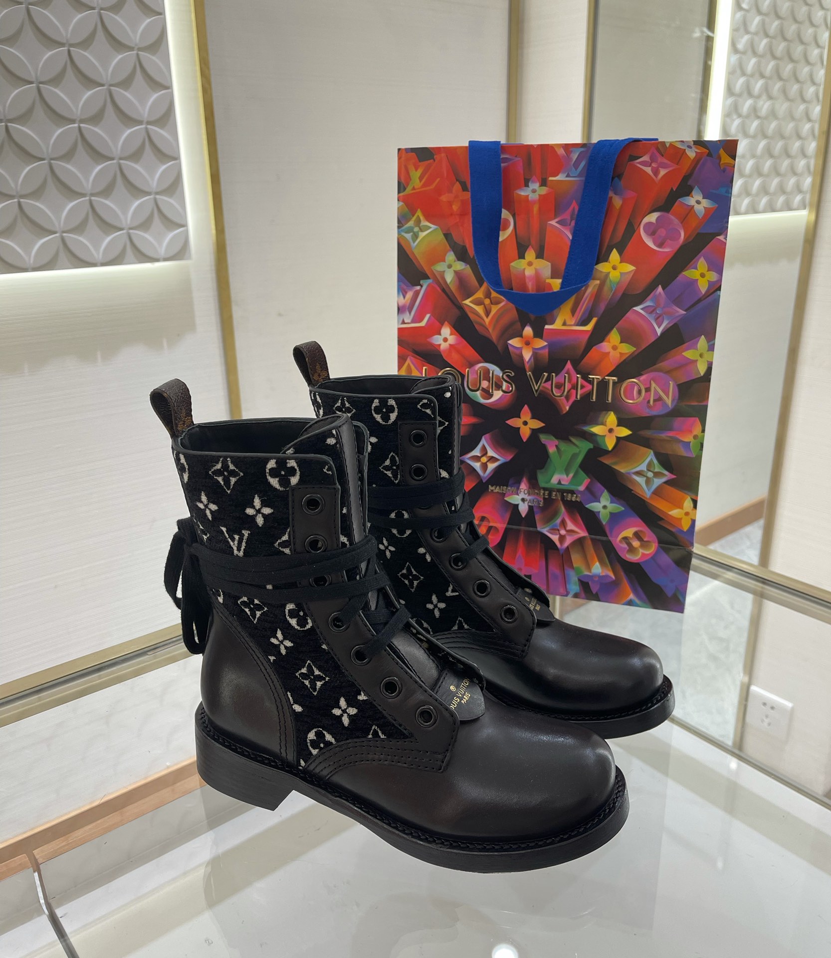 l0*is V*t0n boots