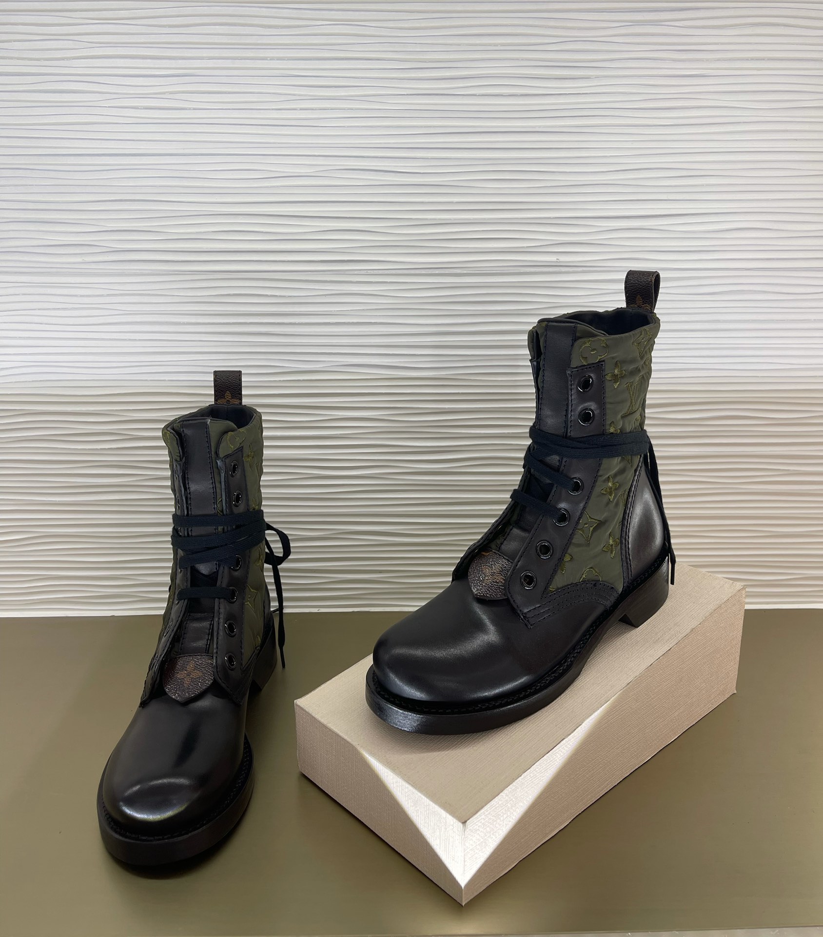 l0*is V*t0n boots
