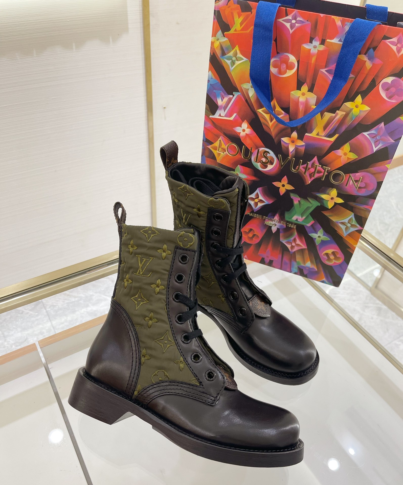 l0*is V*t0n boots