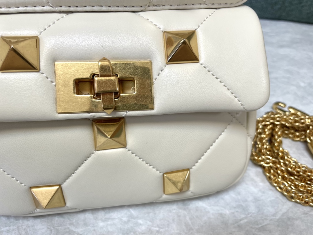 Valentin0 Garavani Roman Stud-Mini Size-19x13x6CM