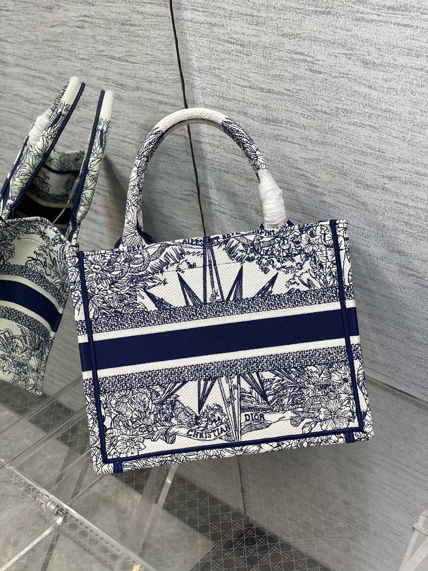 D*or small book tote-26*8*22cm