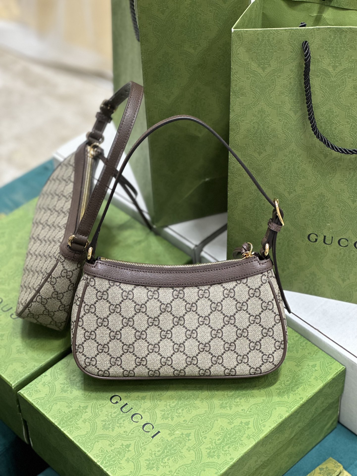 G*u*i chain bag-25*15*6cm